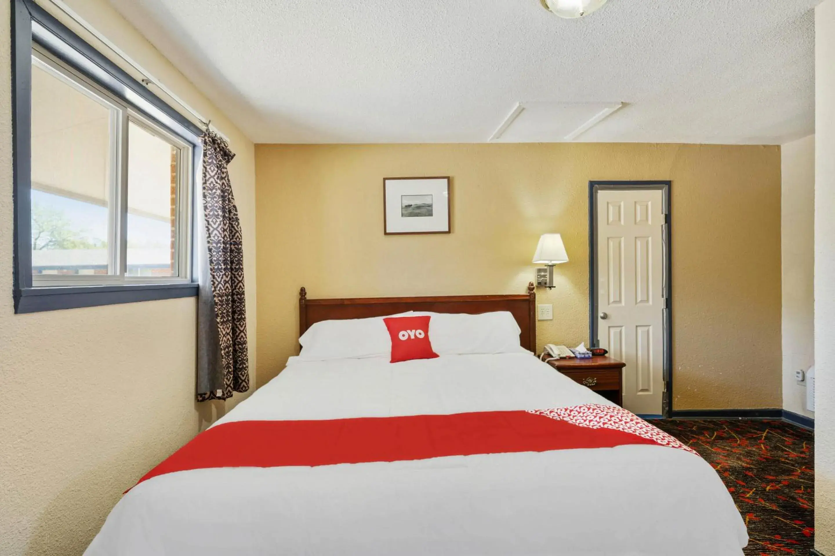 Bedroom, Bed in OYO Hotel Luling TX Downtown I-10/US-90 Bedroom, Bed in OYO Hotel Luling TX Downtown I-10/US-90