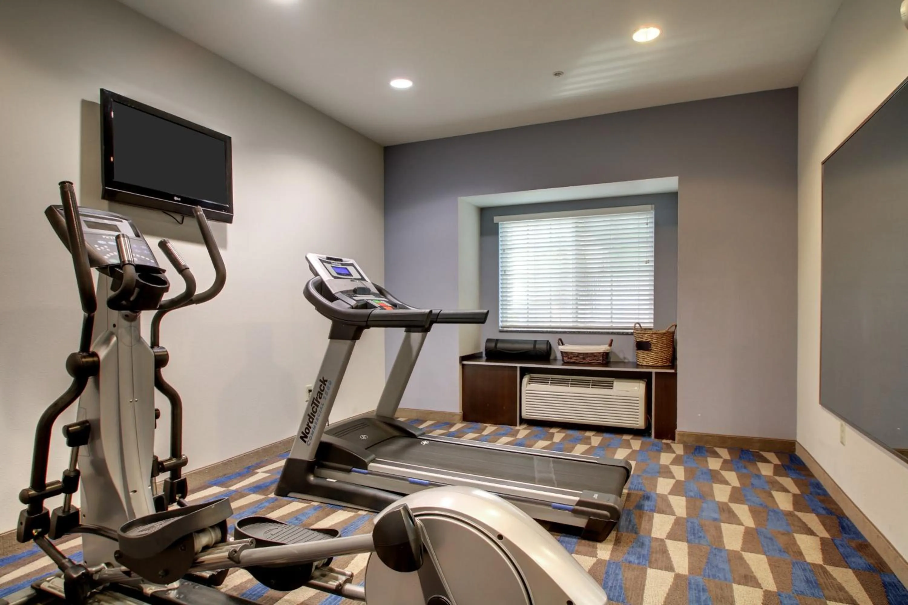 Fitness centre/facilities in Microtel Inn & Suites by Wyndham Tuscaloosa