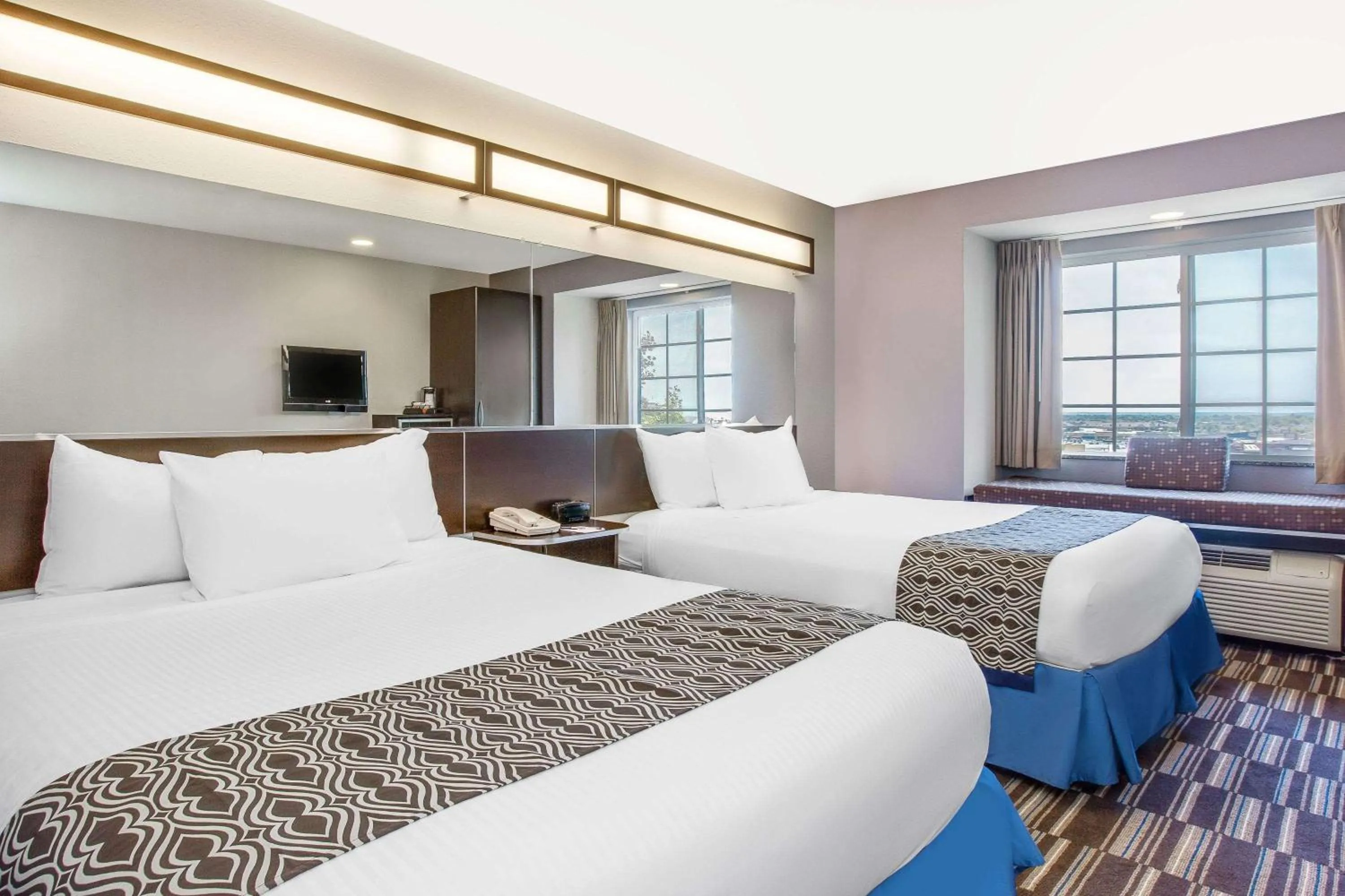 Photo of the whole room, Bed in Microtel Inn & Suites by Wyndham Tuscaloosa