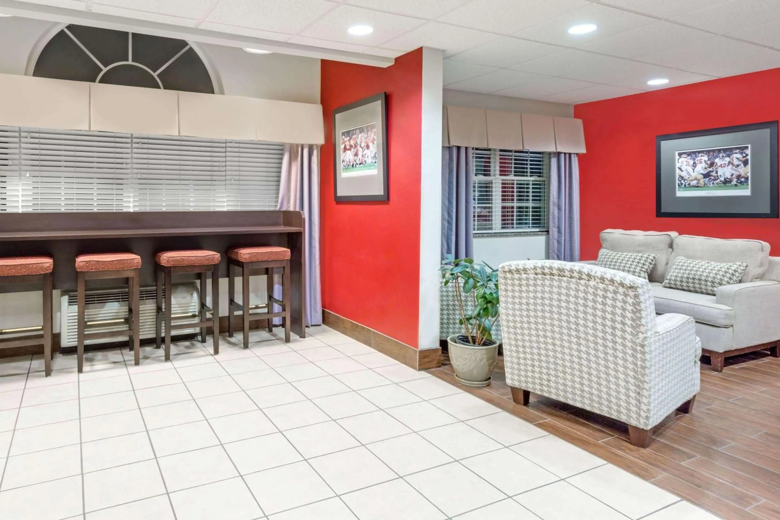 Lobby or reception in Microtel Inn & Suites by Wyndham Tuscaloosa