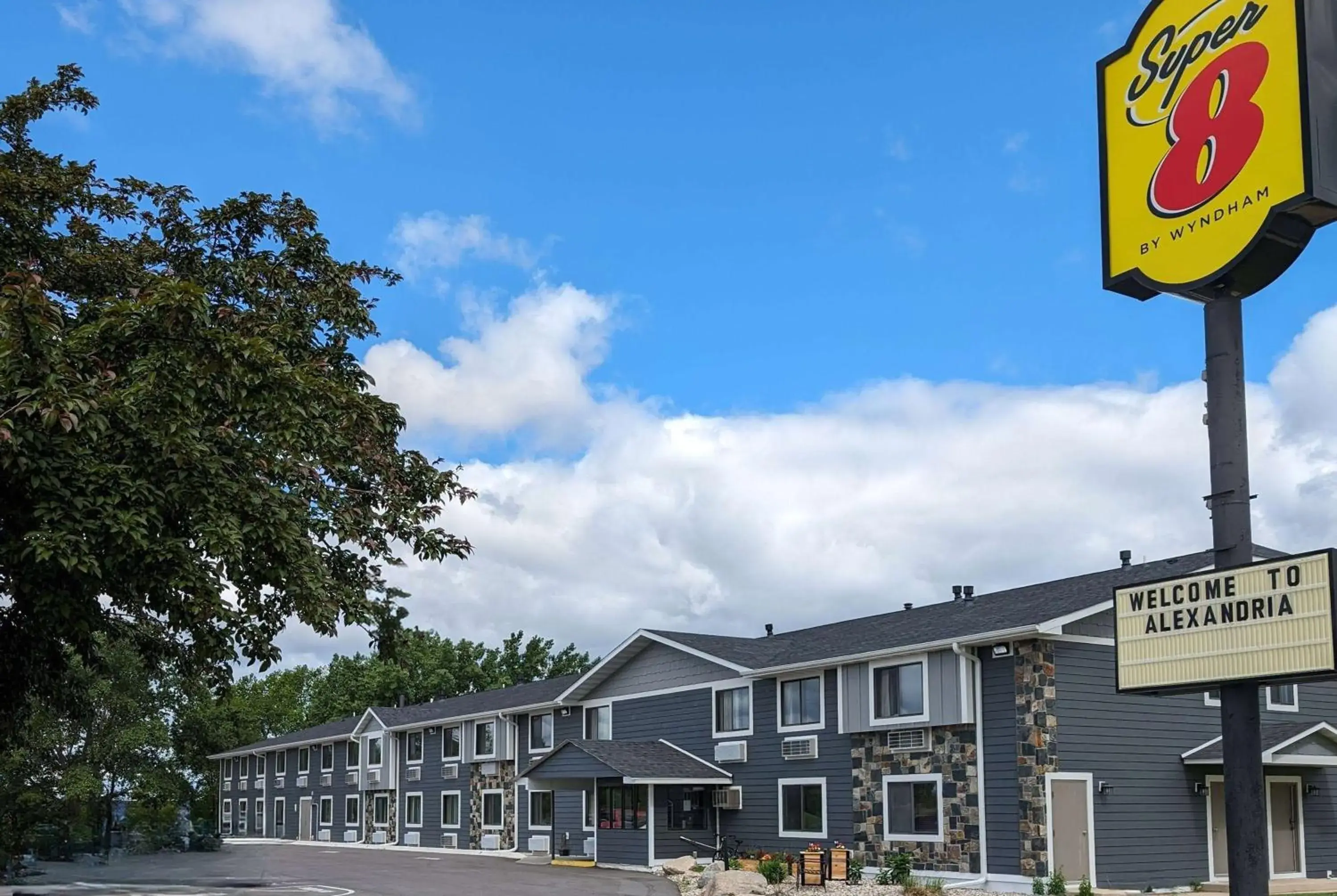 Property building in Super 8 by Wyndham Alexandria MN Property building in Super 8 by Wyndham Alexandria MN