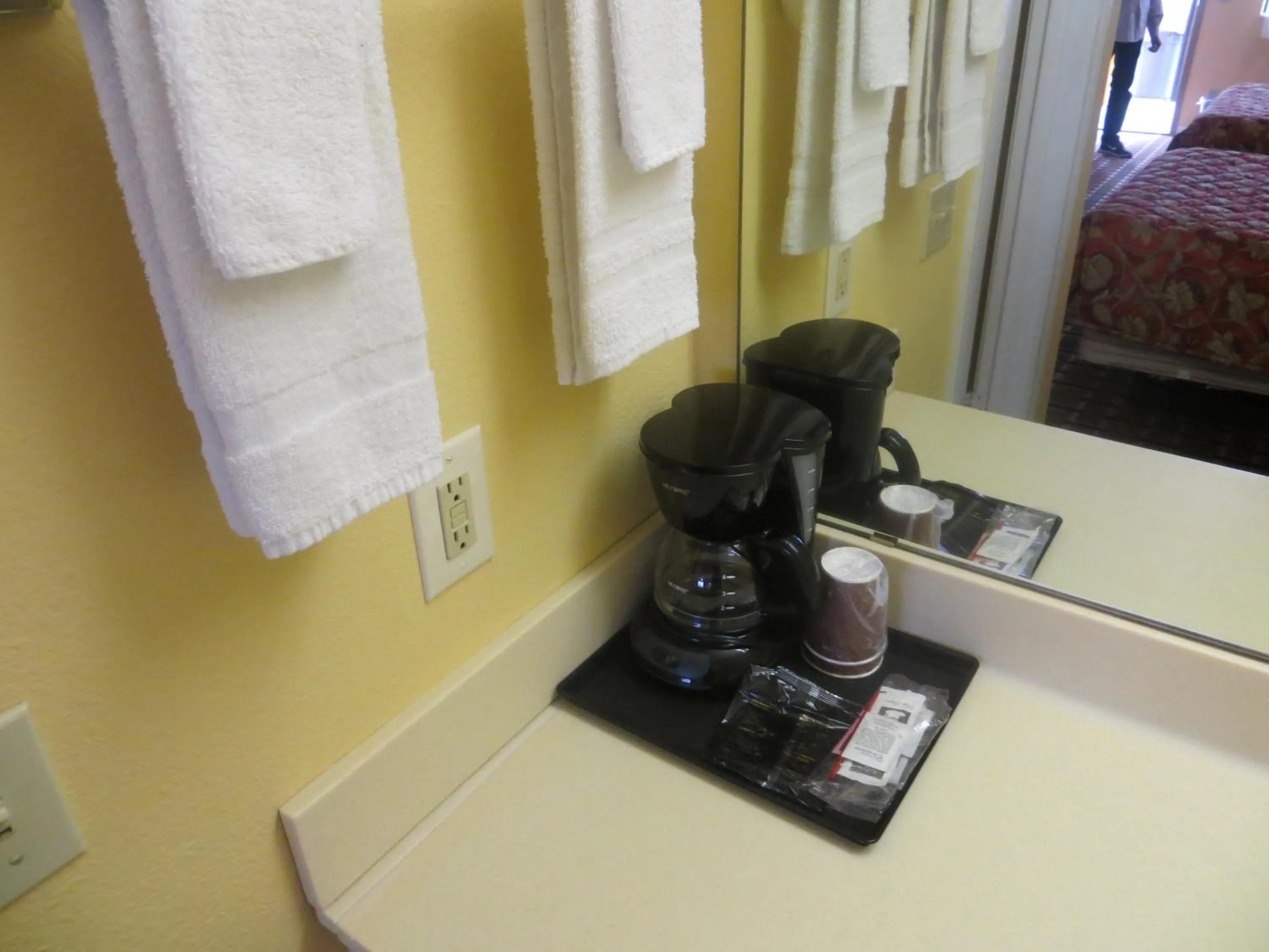 Coffee/tea facilities in La Grange Executive Inn and Suites
