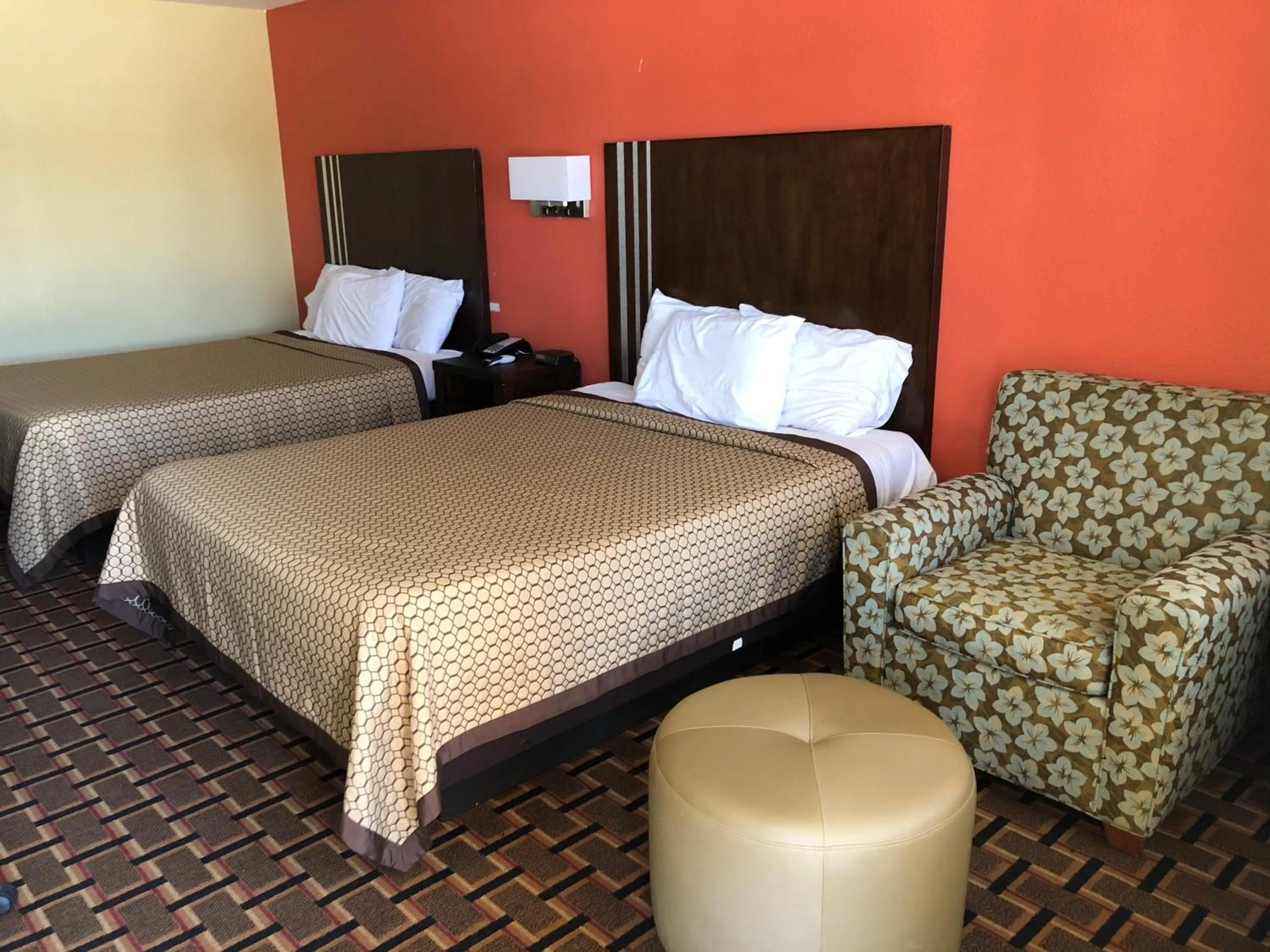 Bed in La Grange Executive Inn and Suites