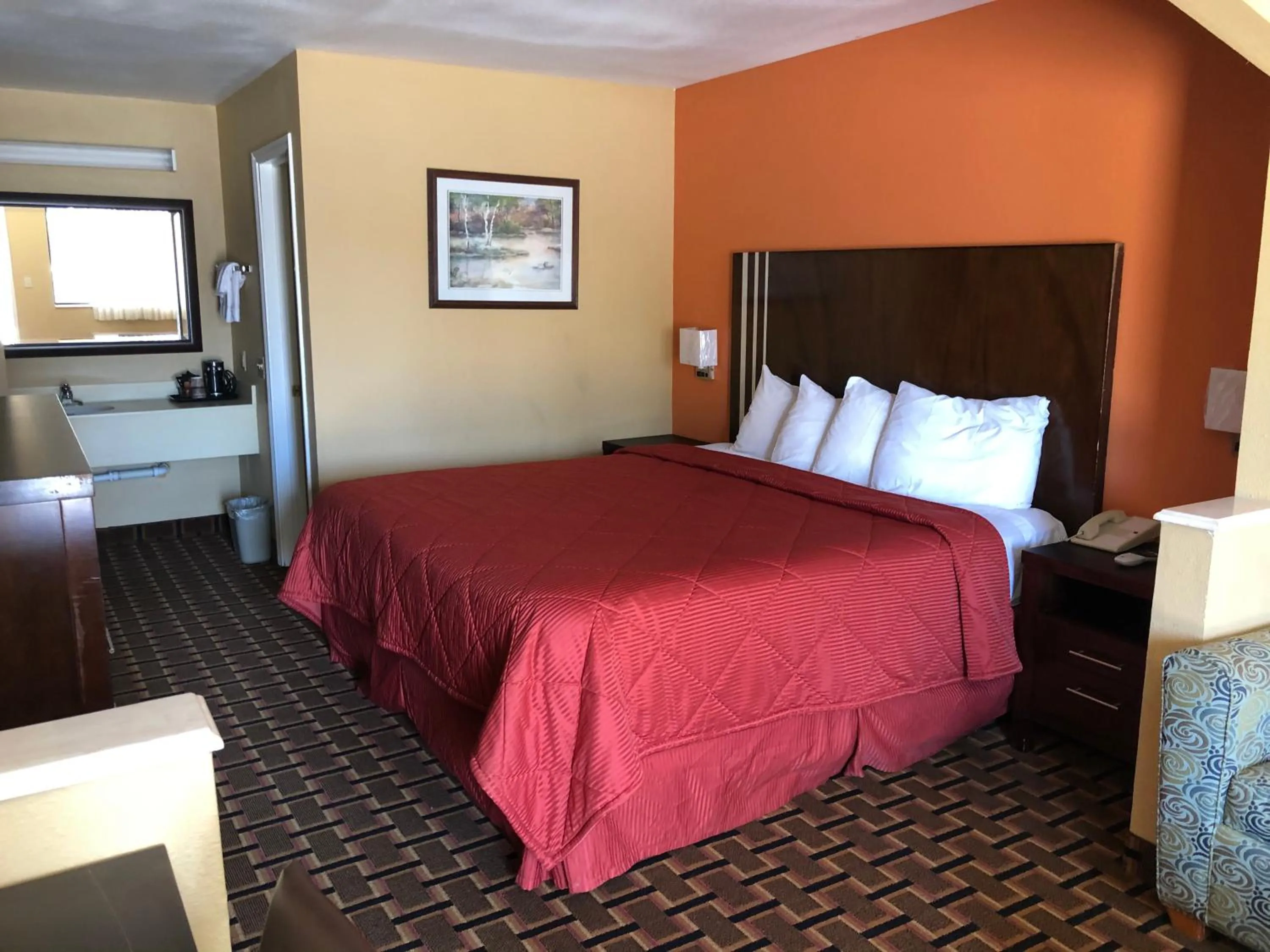Bed in La Grange Executive Inn and Suites