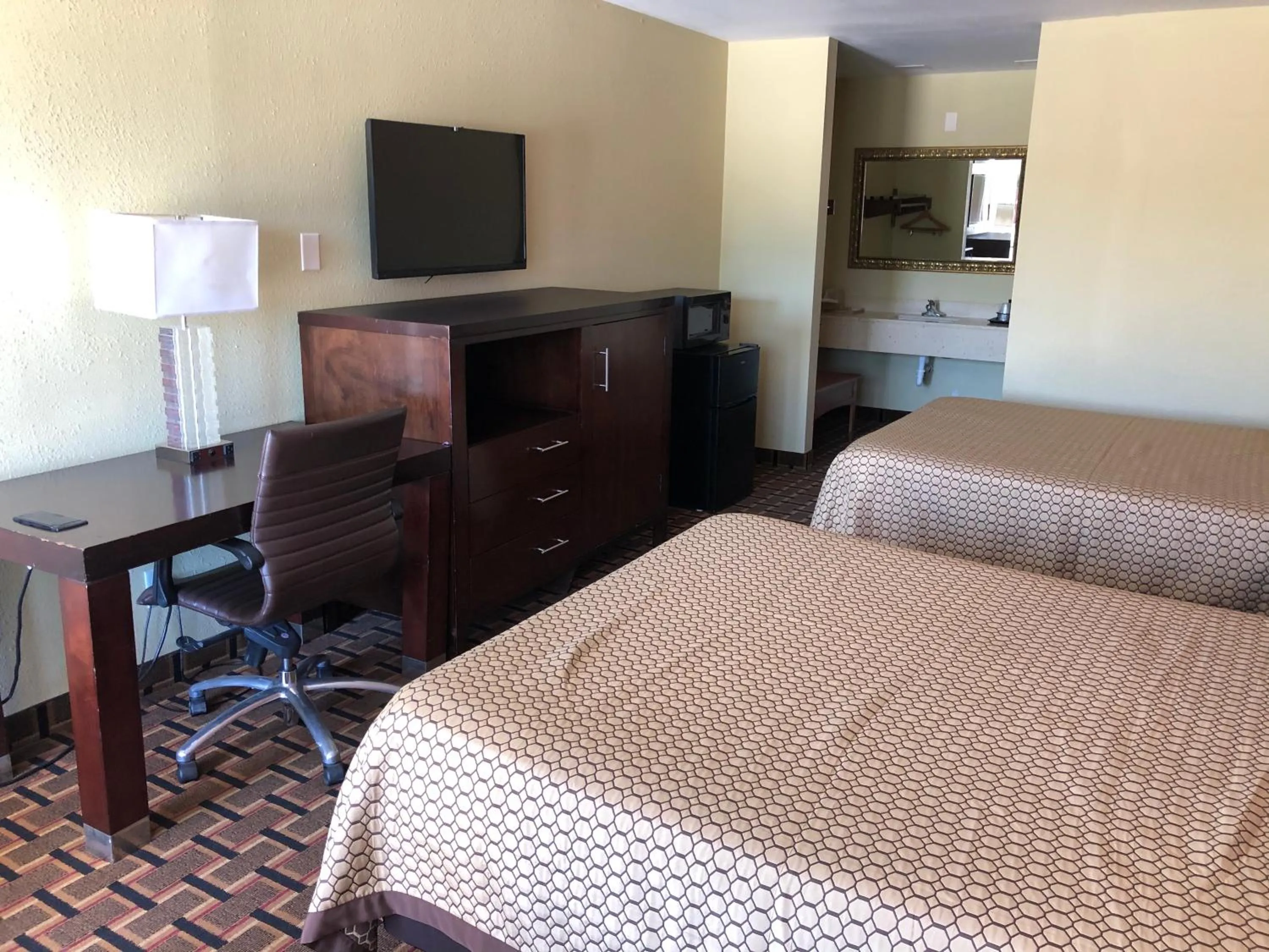 Bed in La Grange Executive Inn and Suites