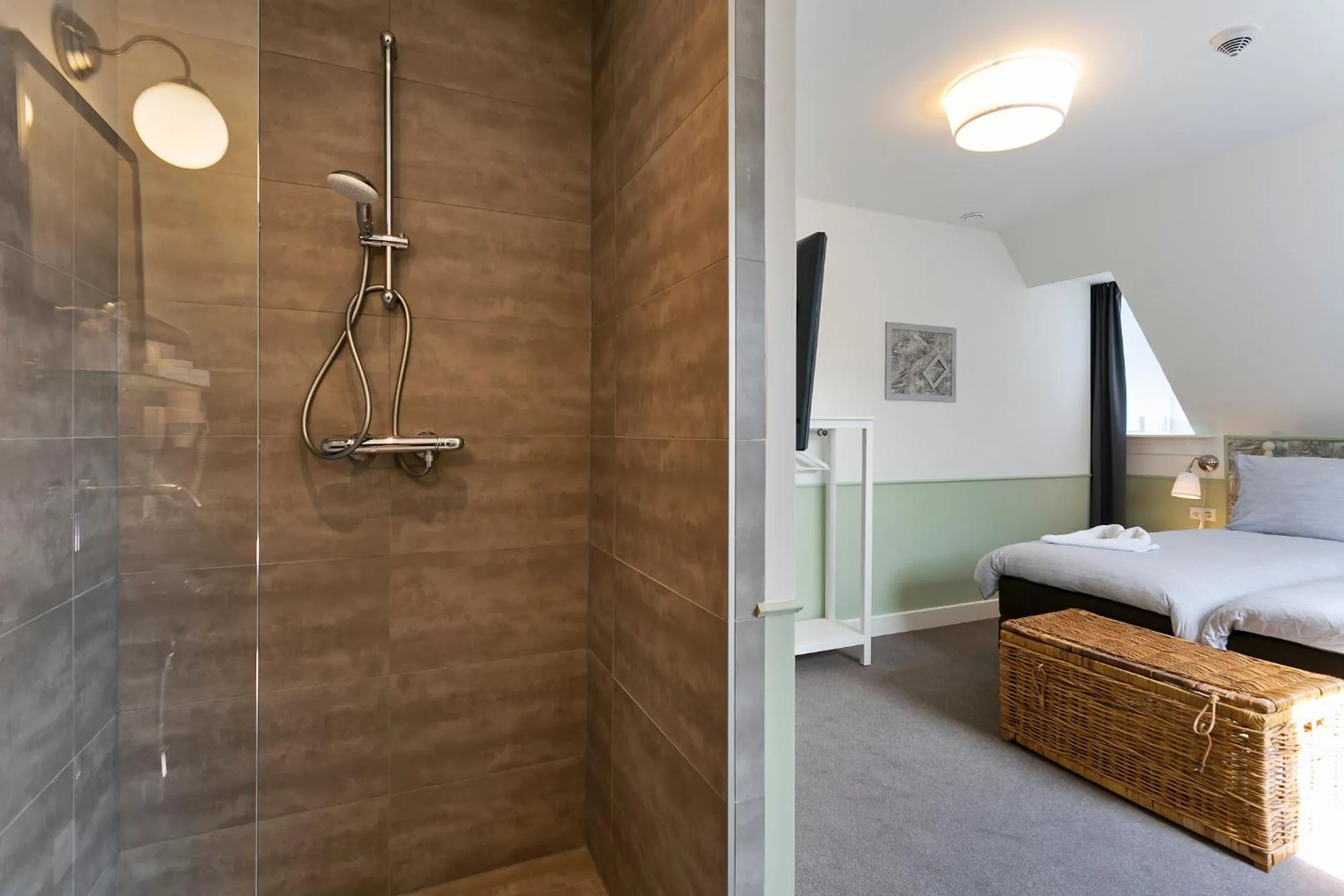 Shower, Bed in Hotel Heere