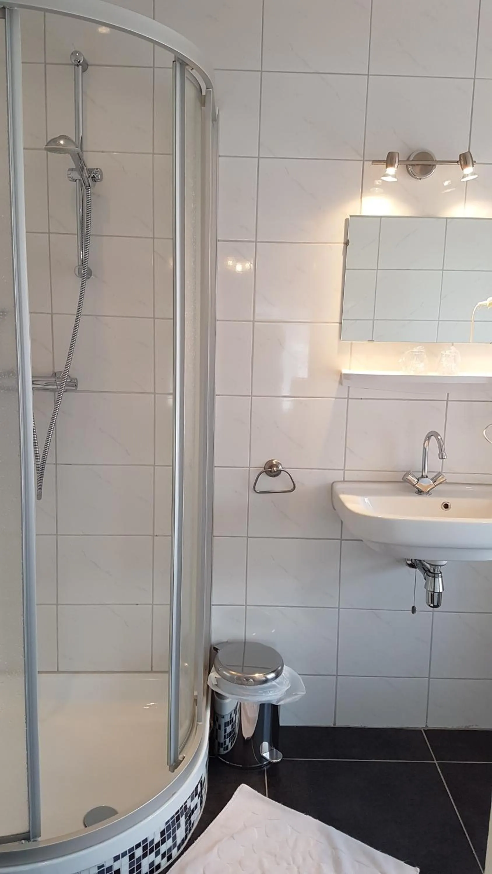 Shower in Hotel Heere