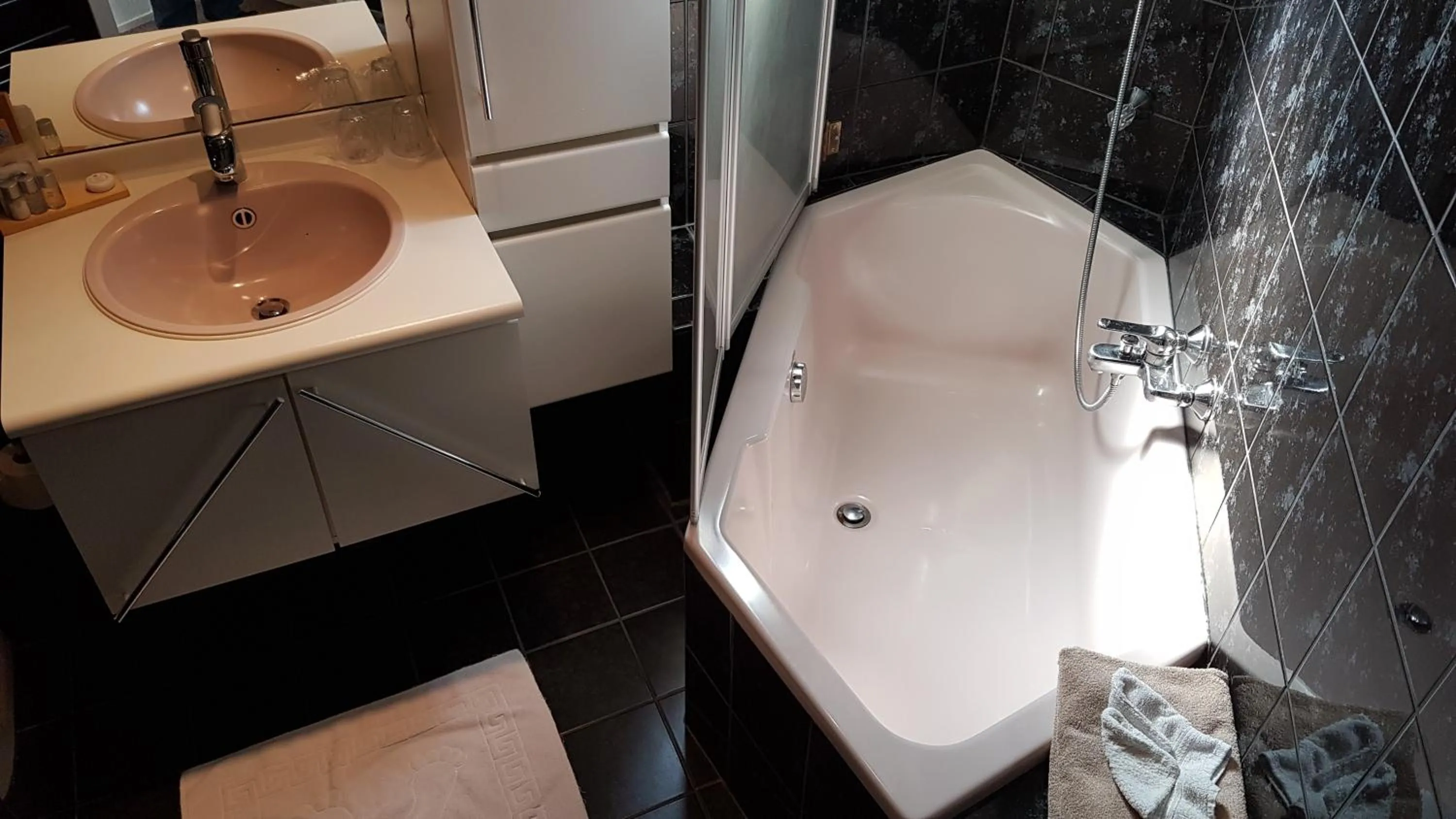 Bathroom in Hotel Heere