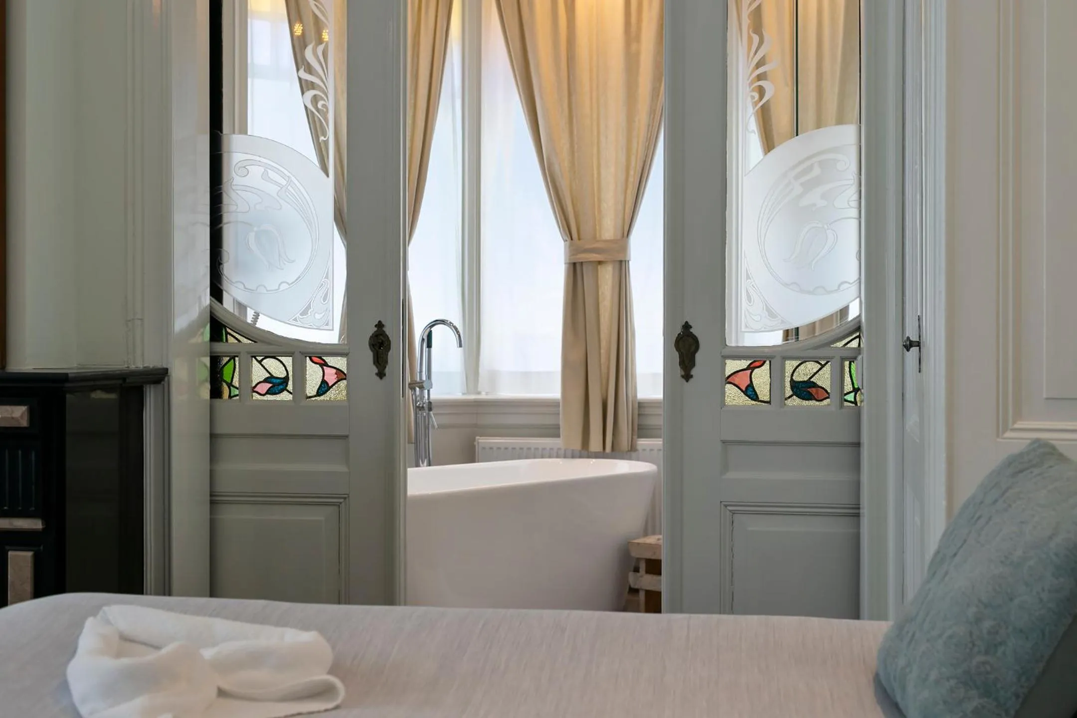 Bathroom, Bed in Hotel Heere