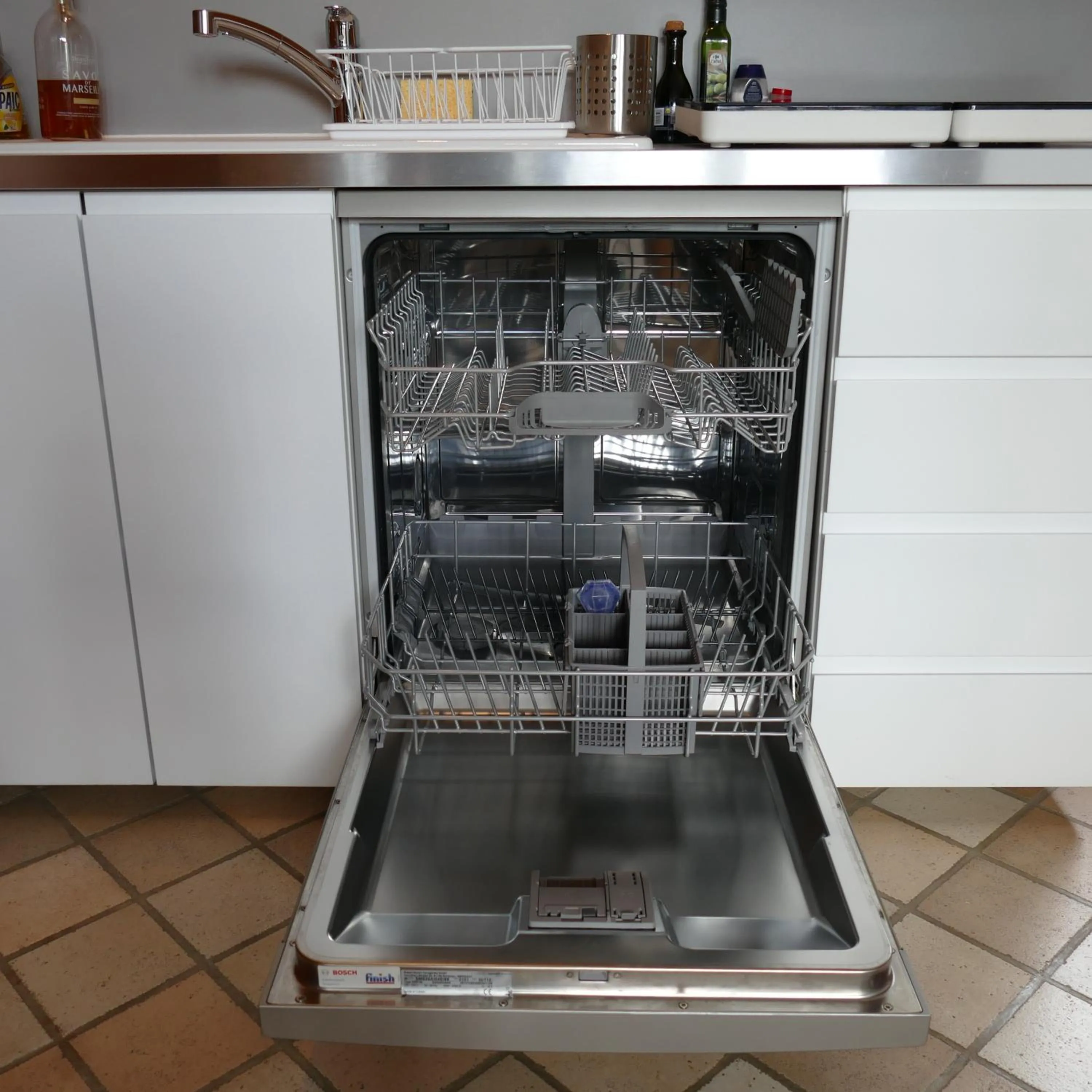 dishwasher in Les Grands Crus - gîte "Meursault"