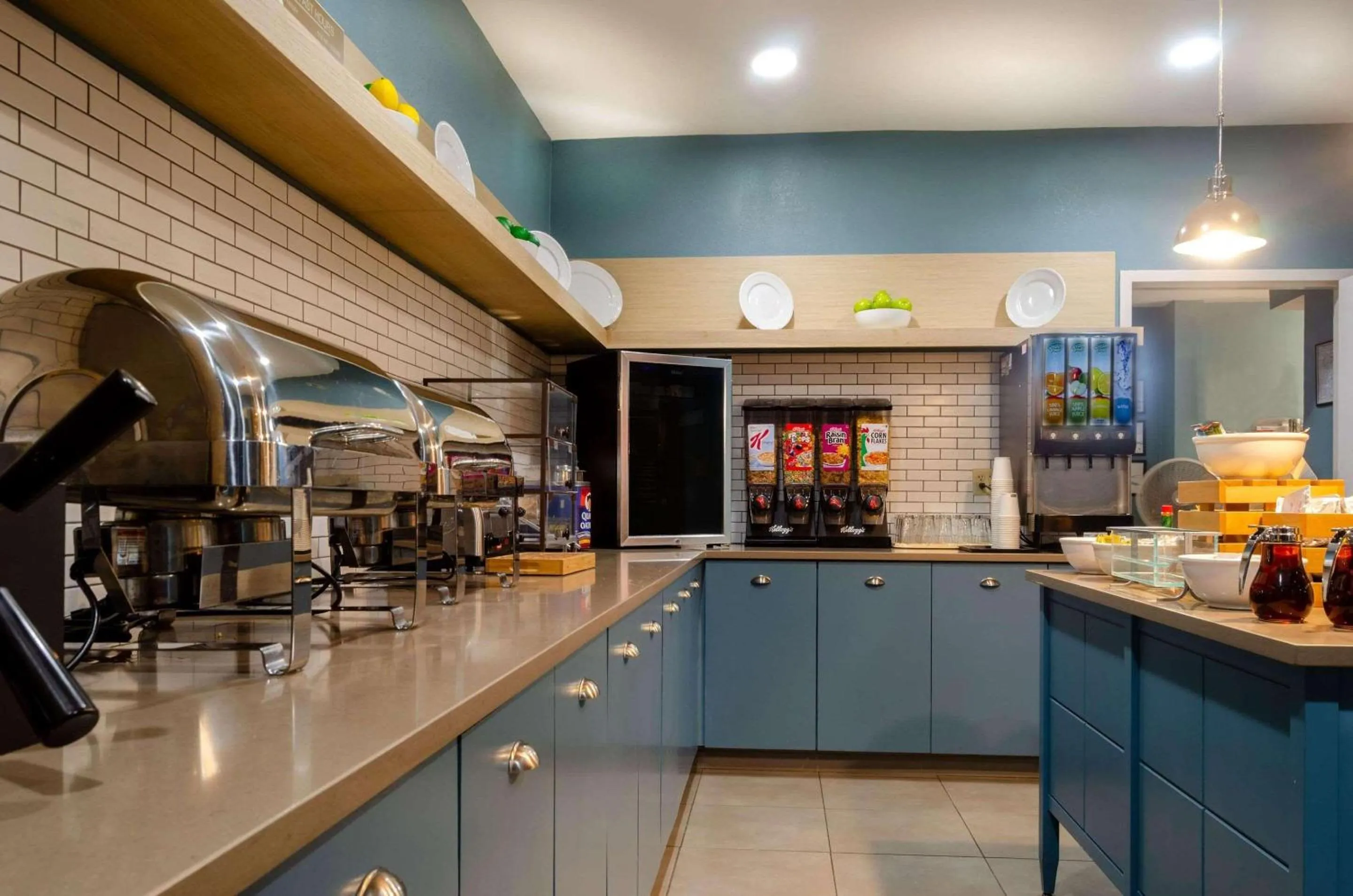 Breakfast in Country Inn & Suites by Radisson, Tuscaloosa, AL