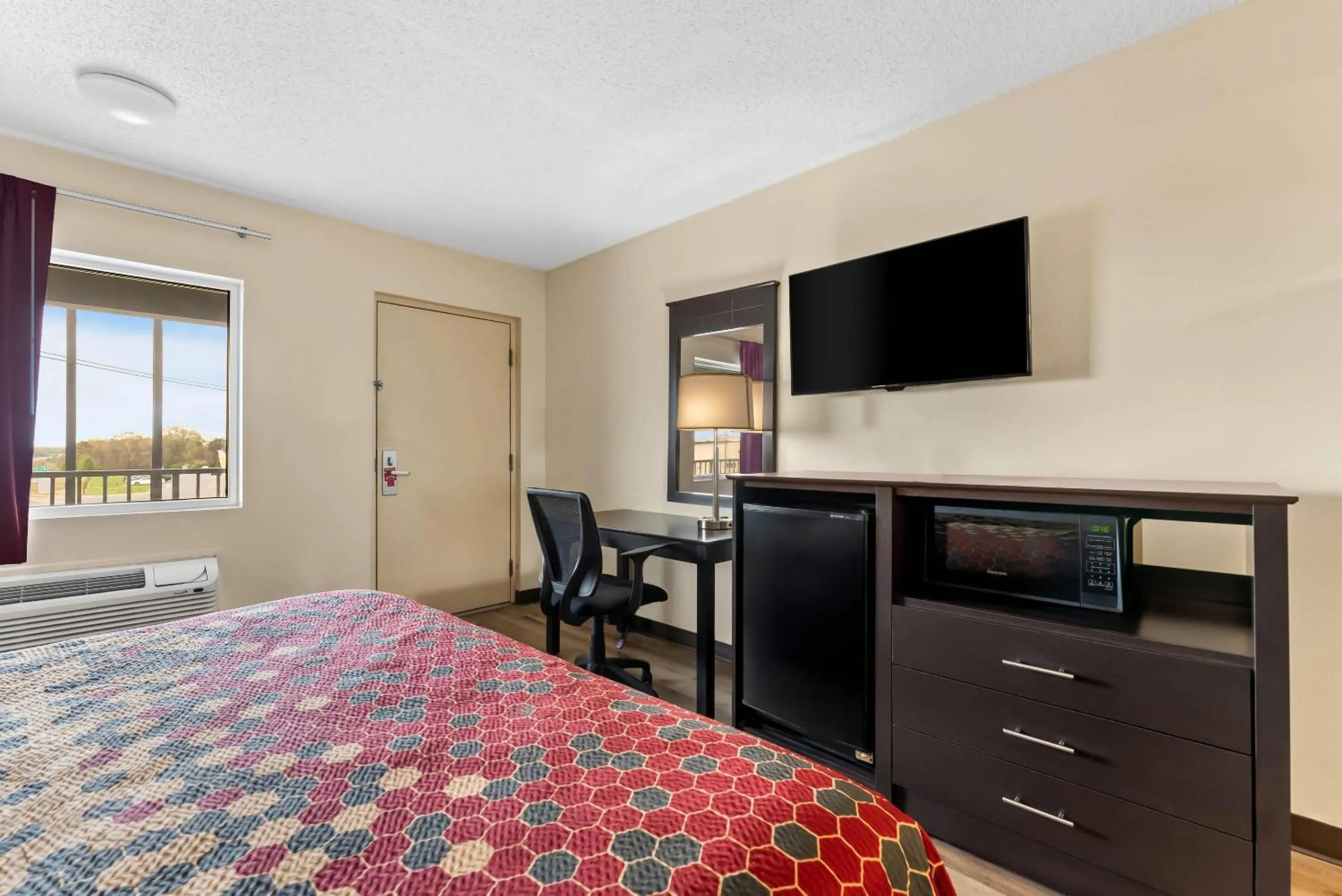 Bedroom, Bed in Econo Lodge Fredericksburg near I-95