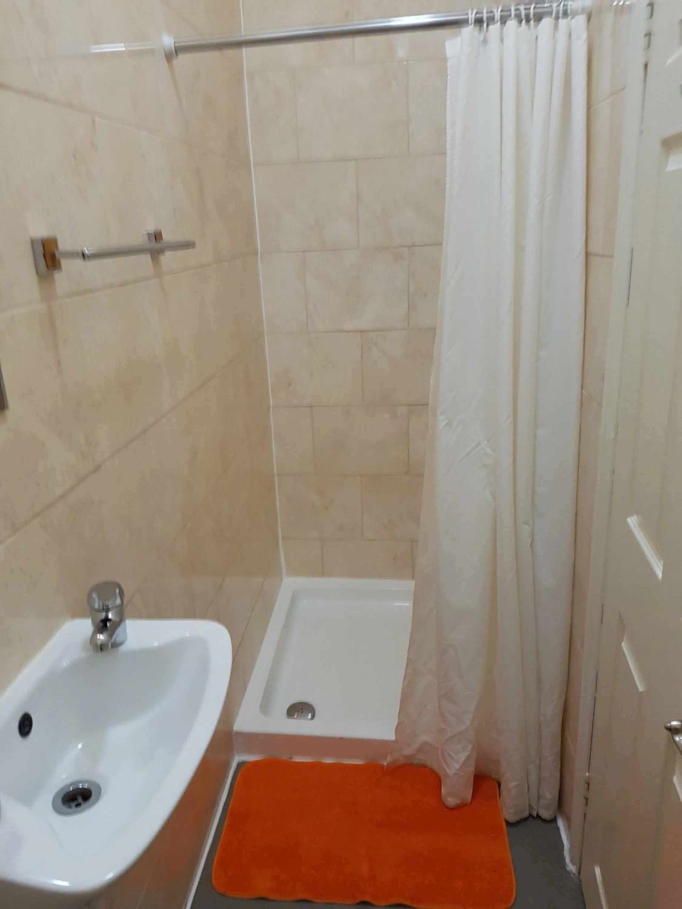 Shower in Portsmouth Budget Hotels - All rooms are EN-SUITE