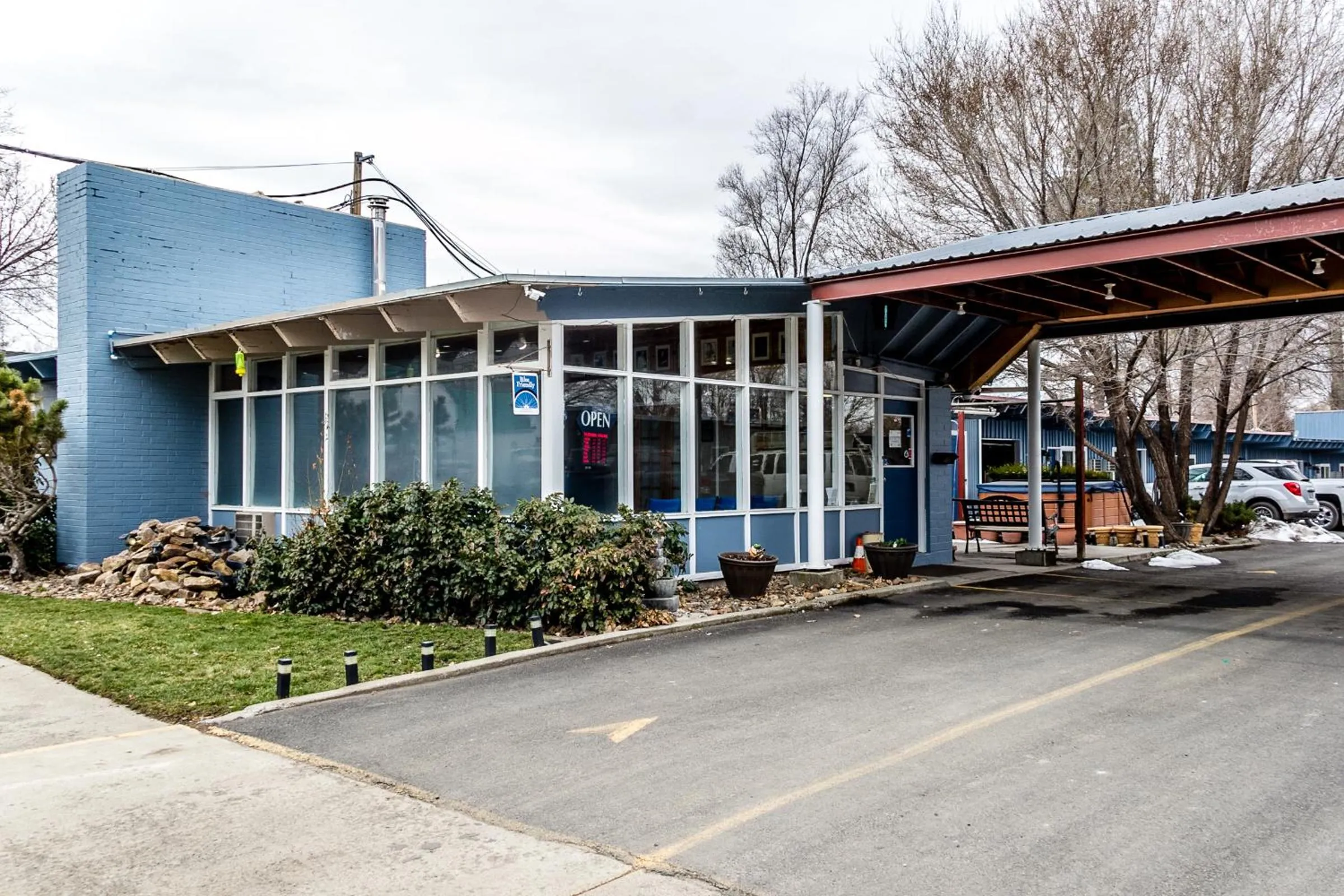 Property building in Lakeview Lodge Motel