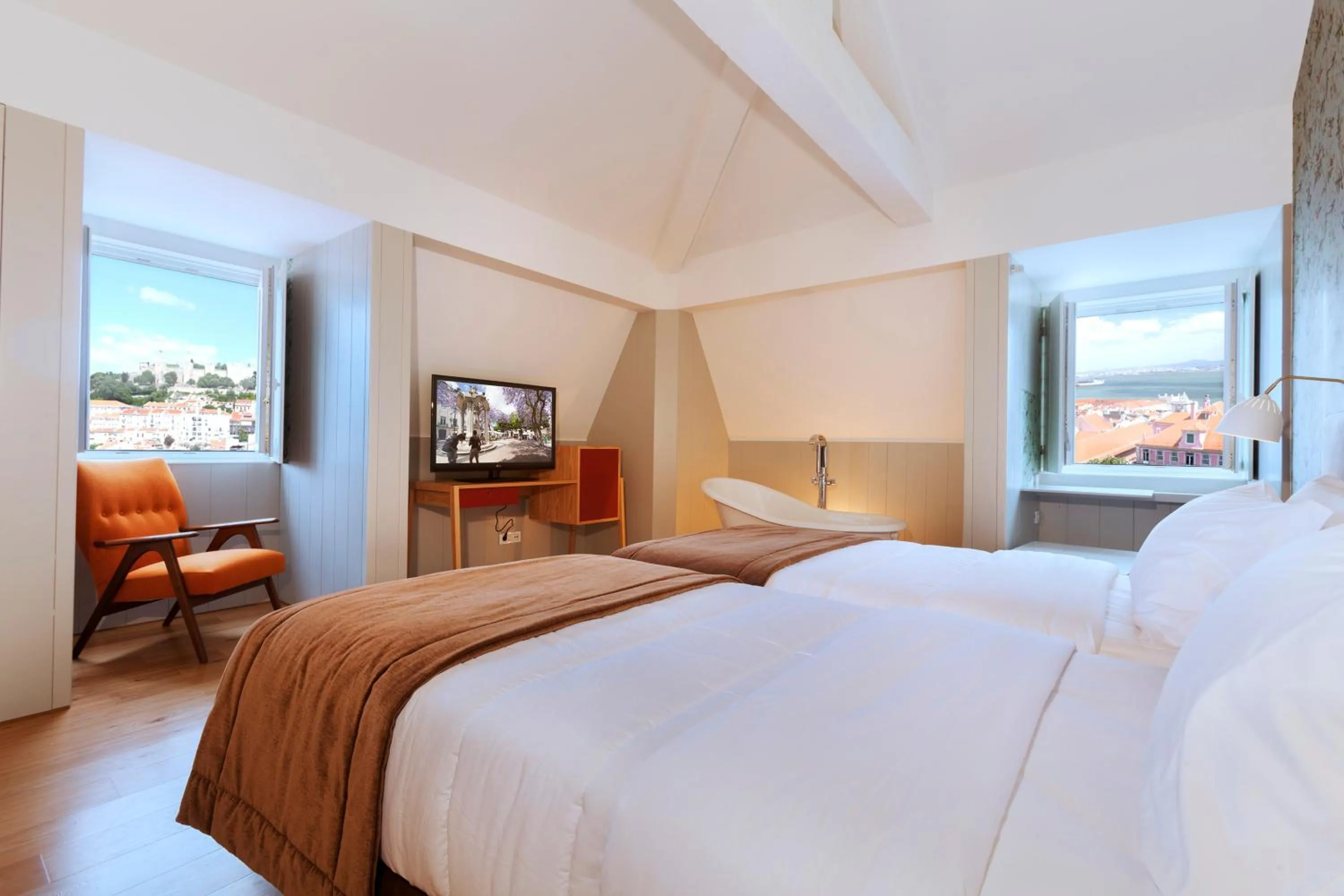 Communal lounge/ TV room, Bed in Lisboa Carmo Hotel