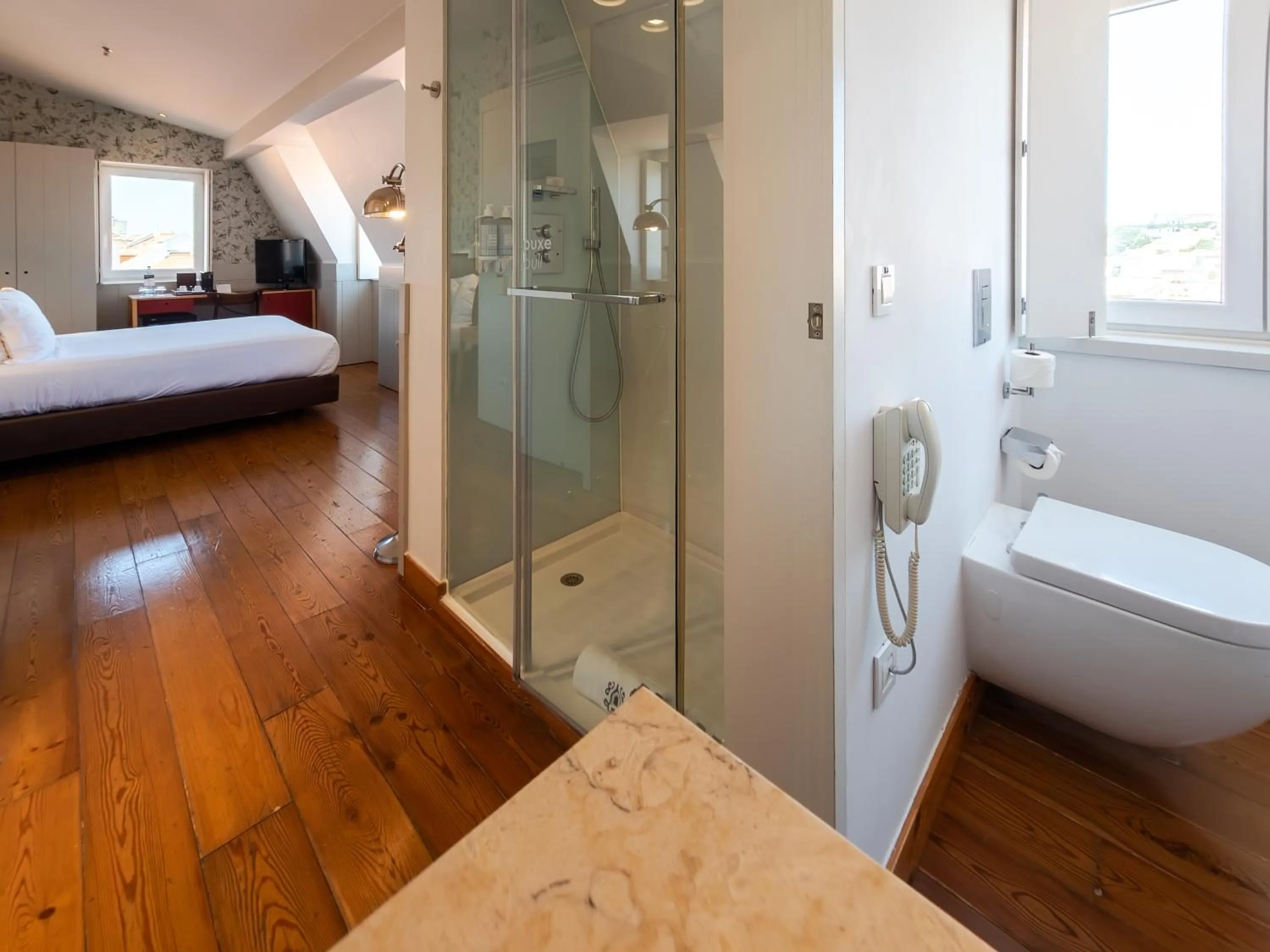 Bathroom, Bed in Lisboa Carmo Hotel