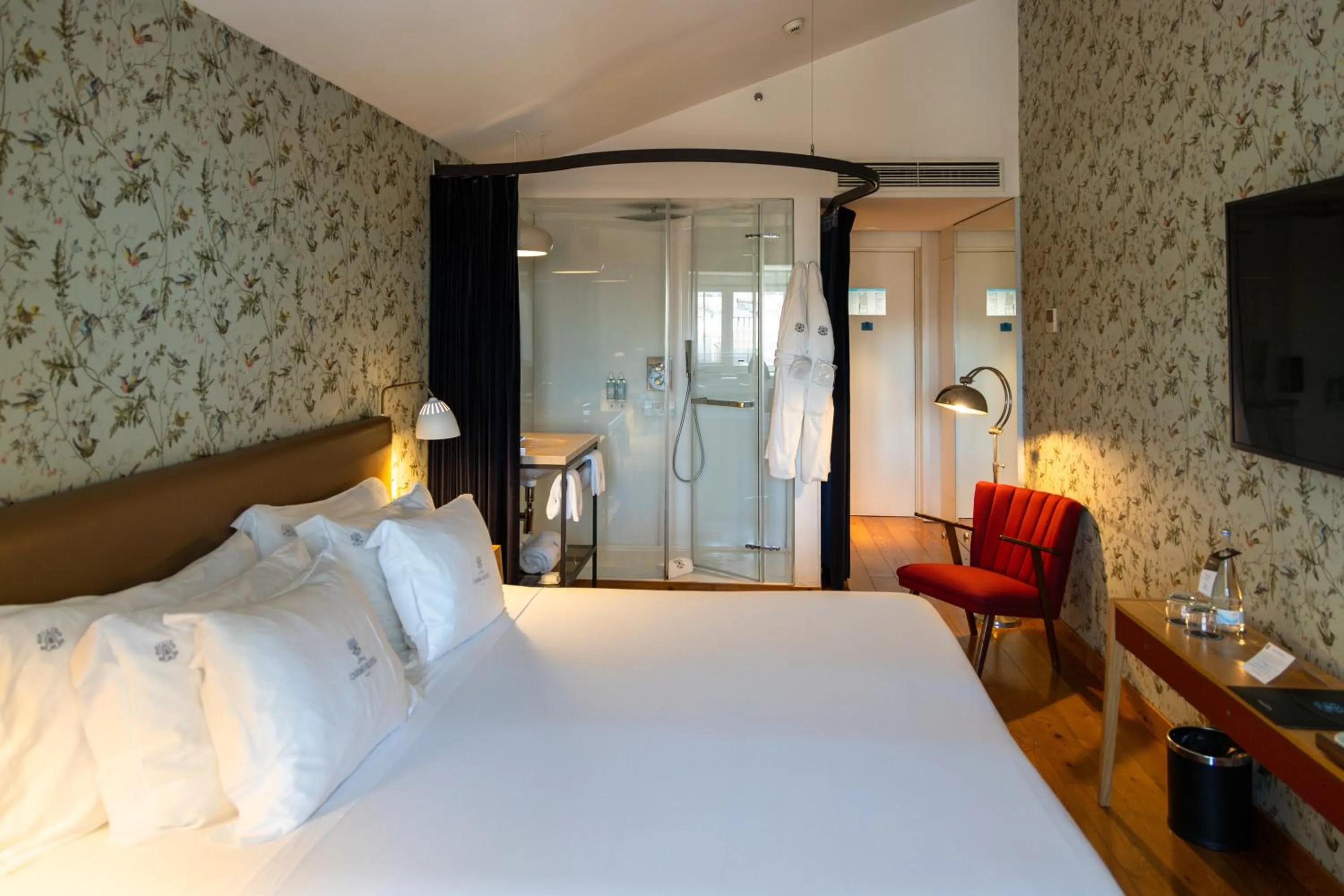 Shower, Bed in Lisboa Carmo Hotel