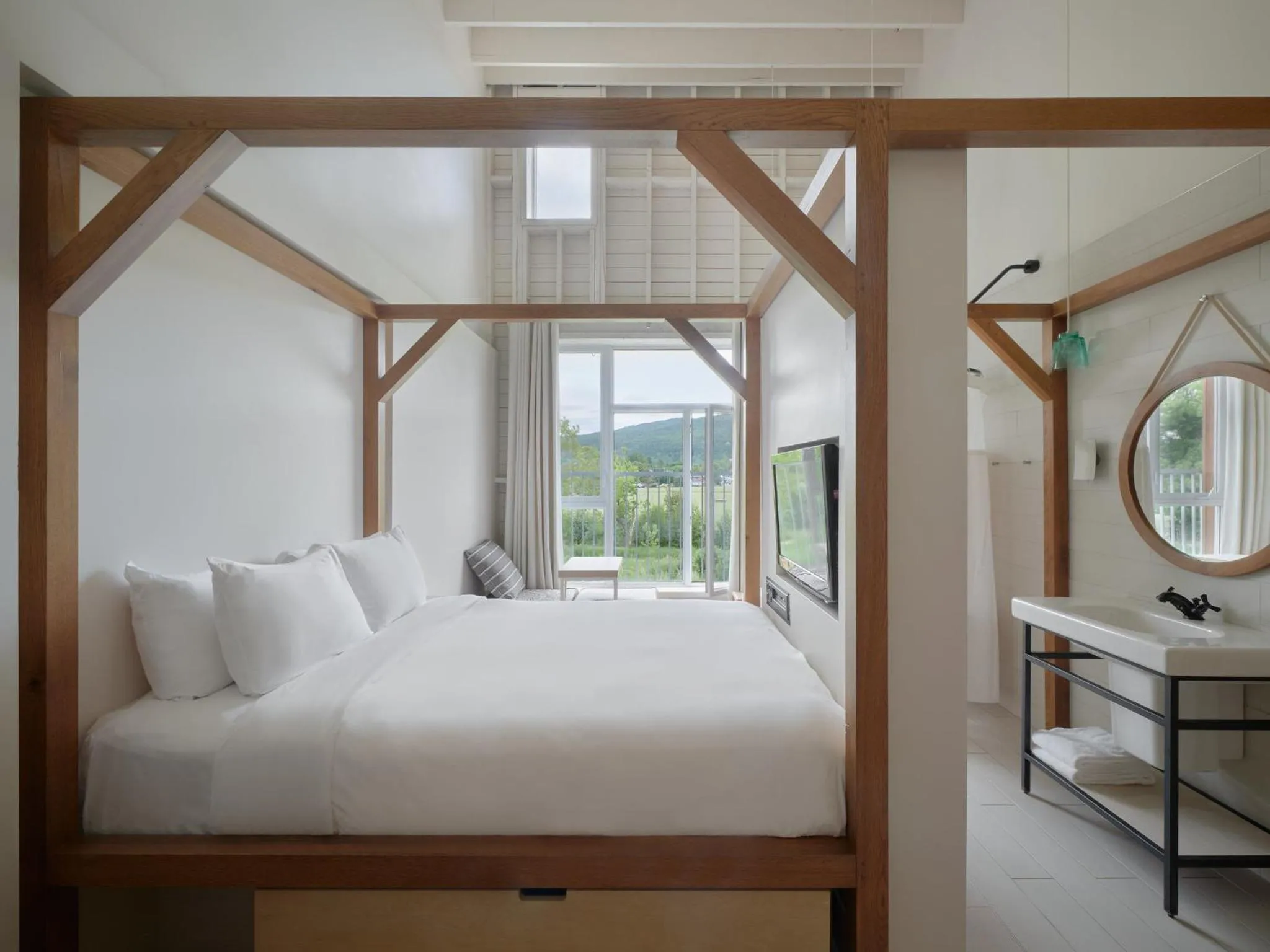 Bed in Hôtel & Spa Le Germain Charlevoix