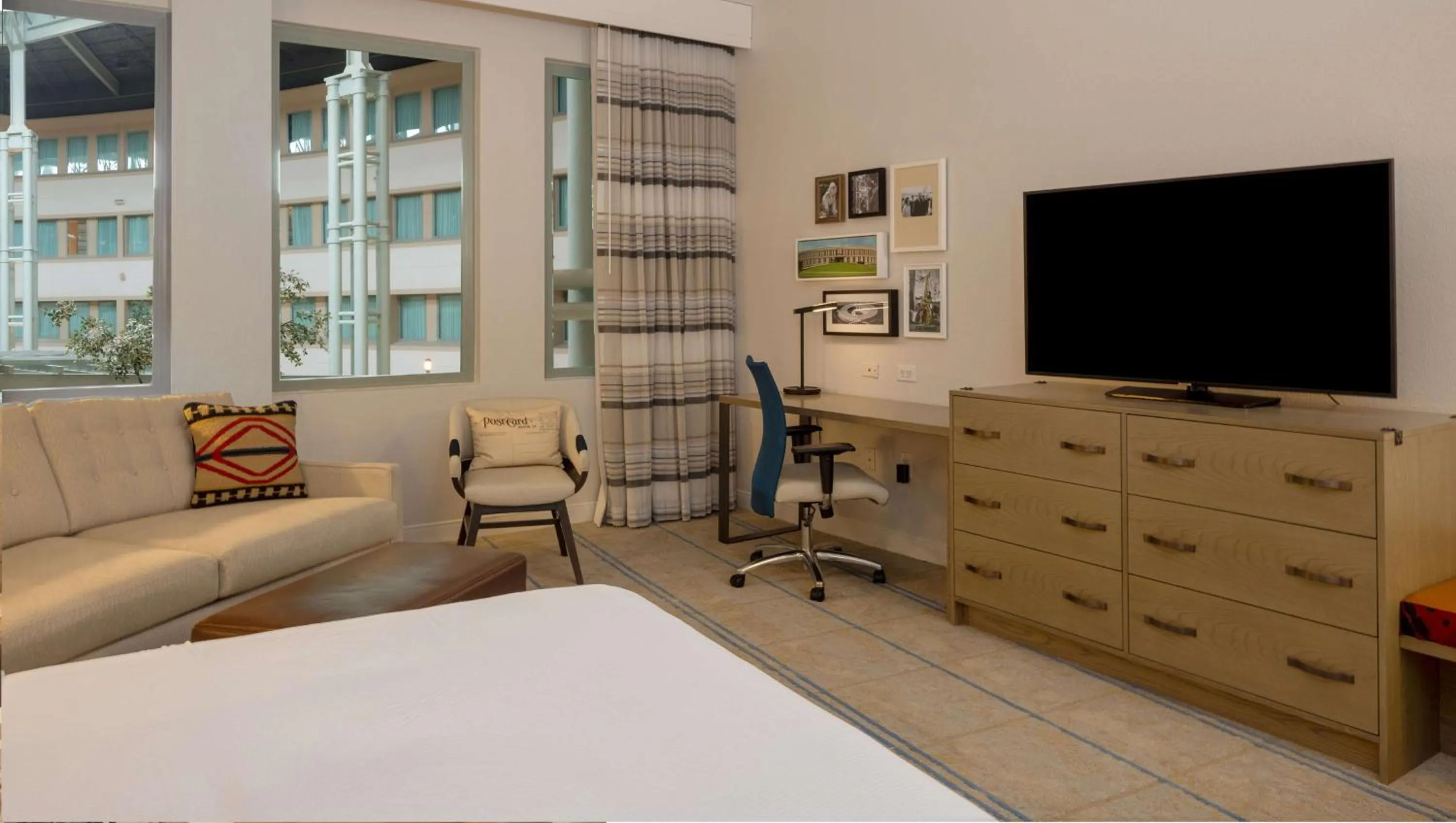 Bedroom, Bed in Hilton Austin Airport