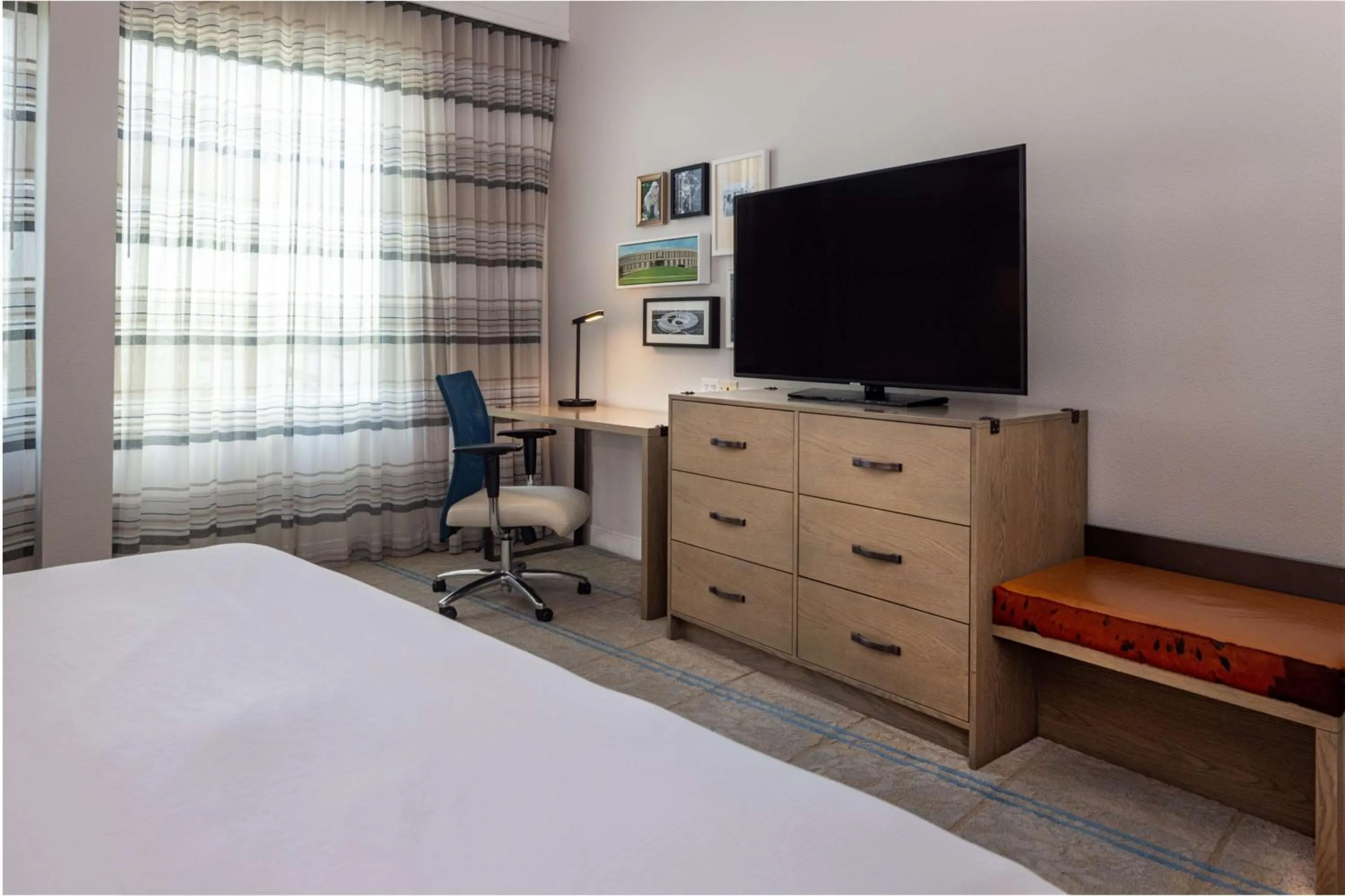 Bedroom, Bed in Hilton Austin Airport