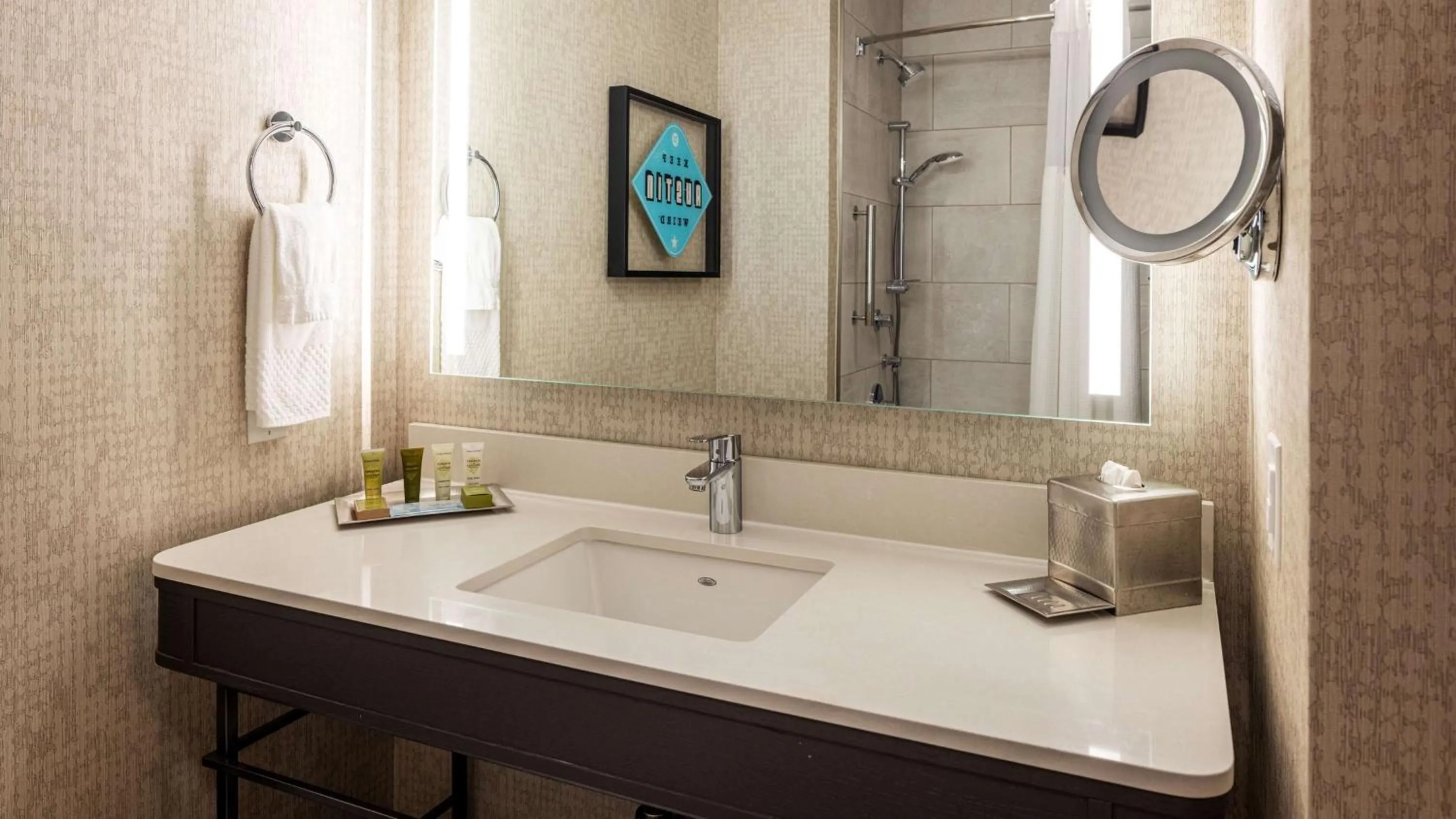 Bathroom in Hilton Austin Airport