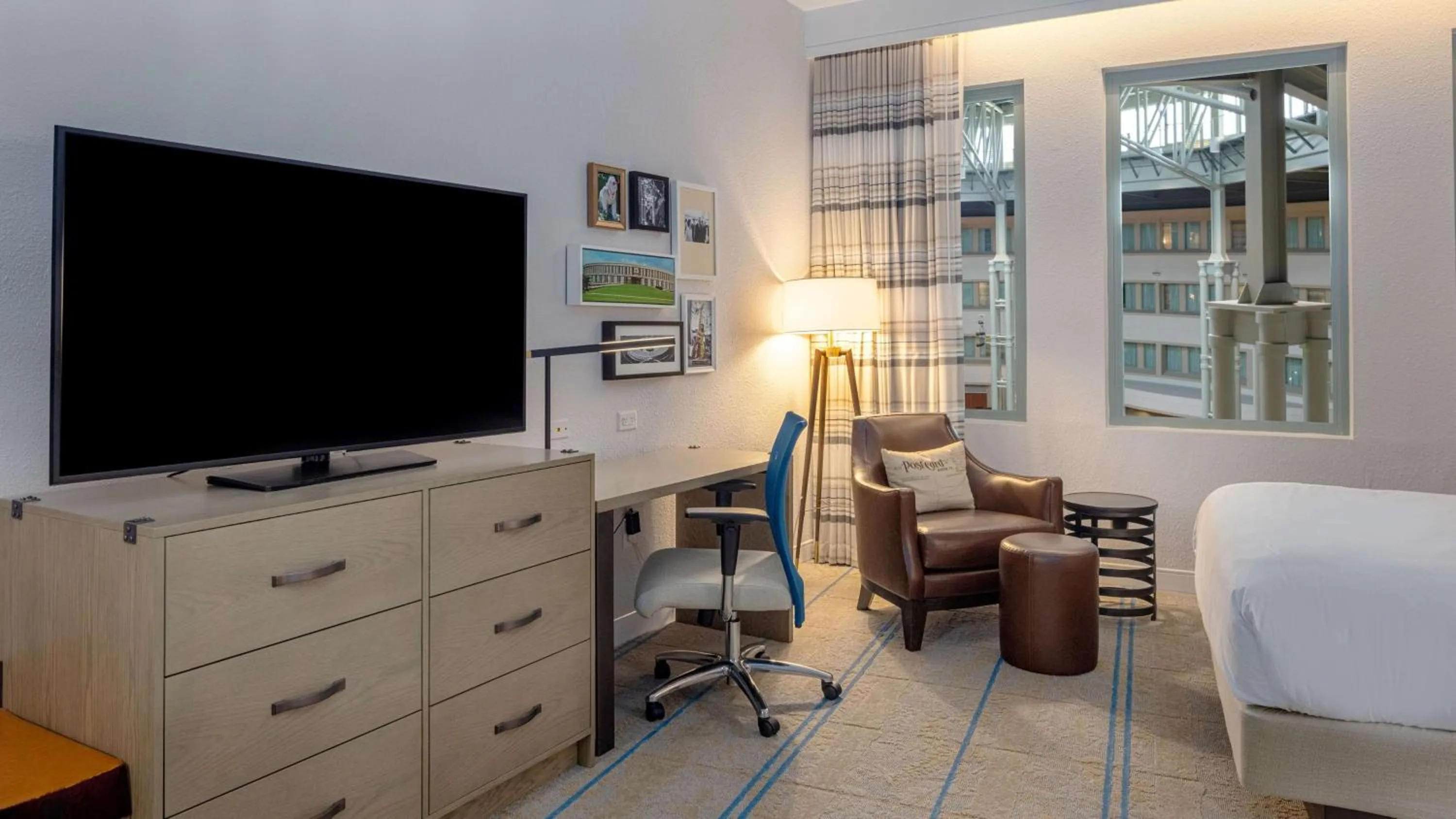 Bedroom, Bed in Hilton Austin Airport