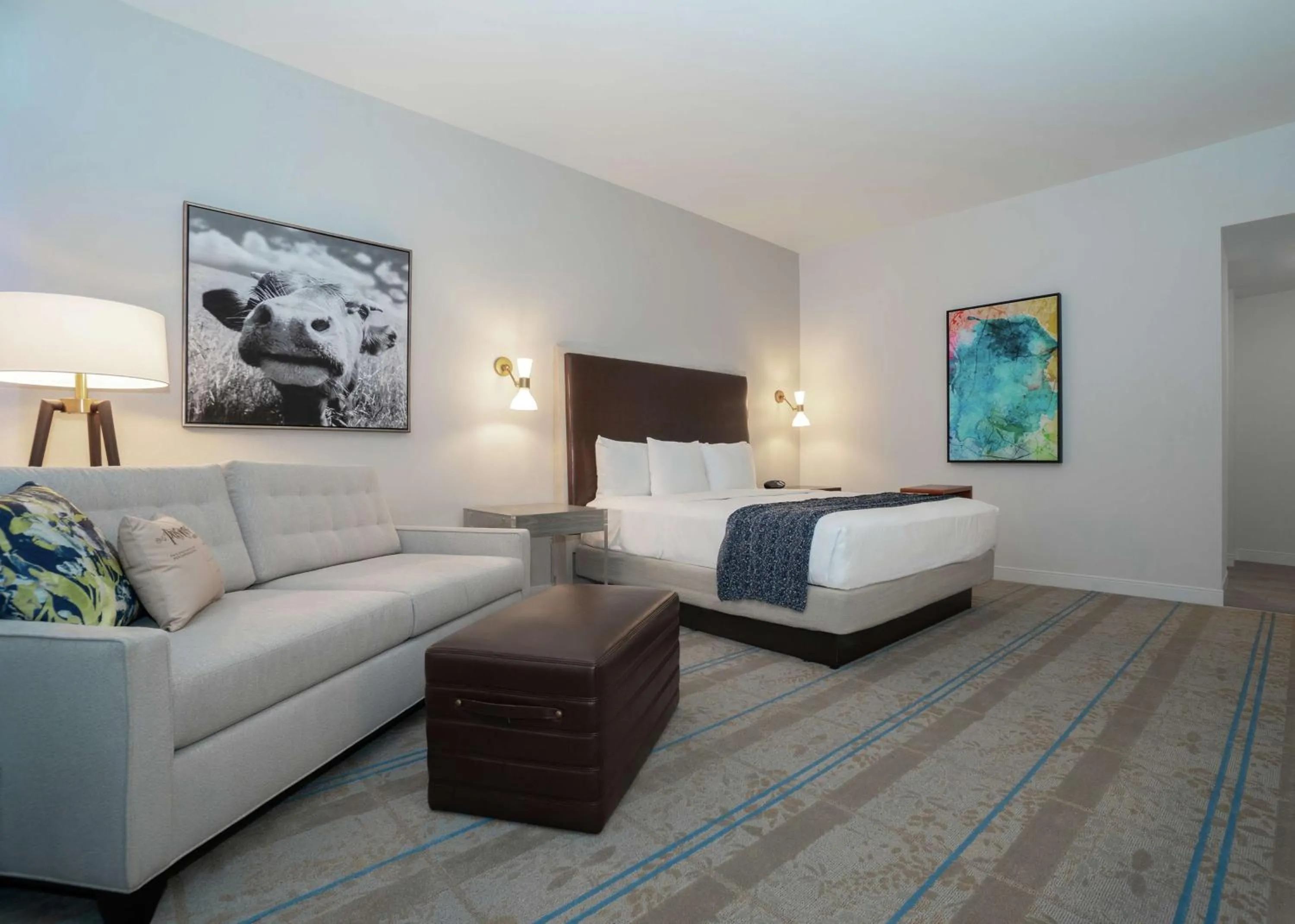 Living room, Bed in Hilton Austin Airport