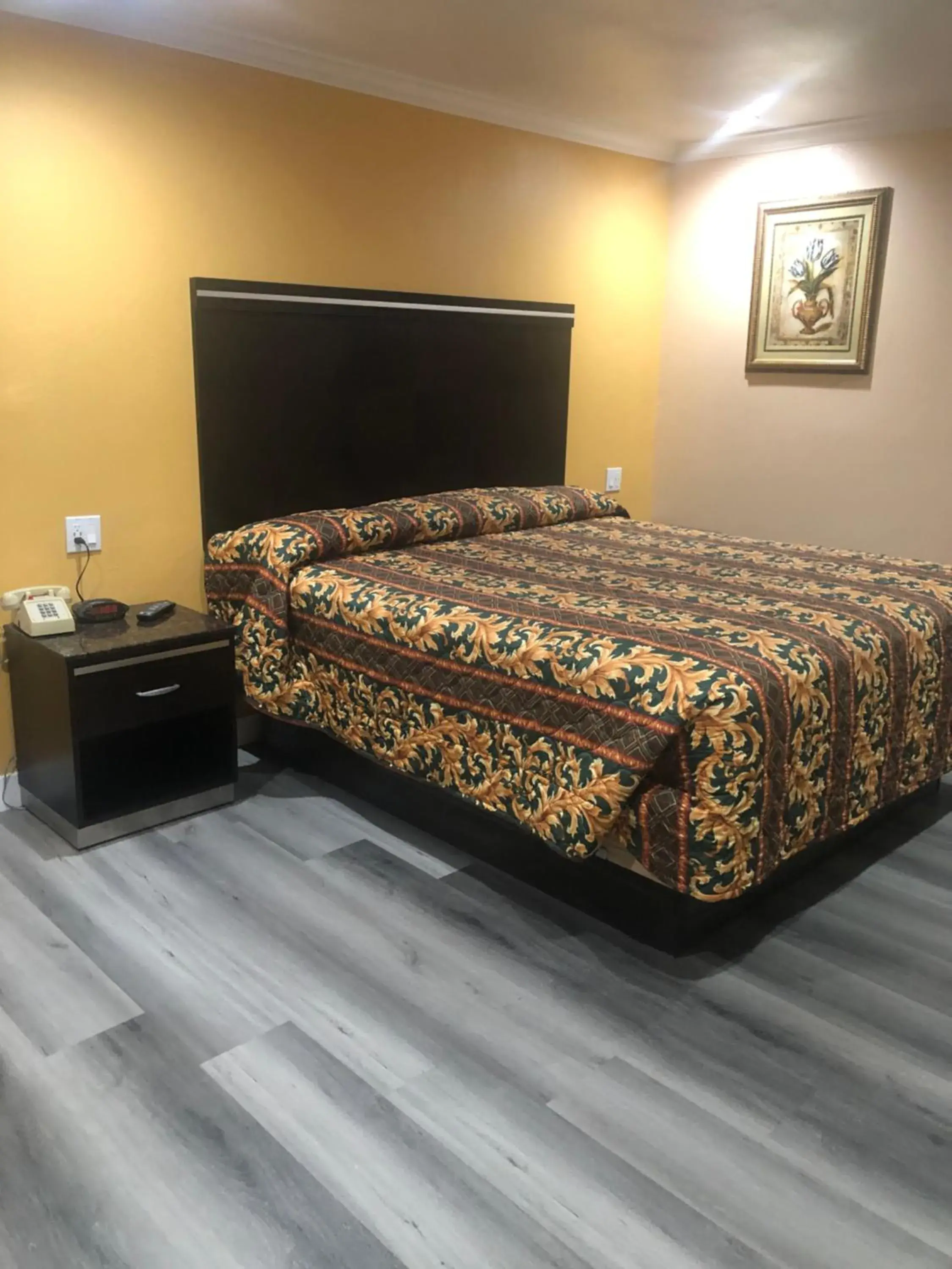 King Room in Economy Inn near Ontario Airport - Chino King Room in Economy Inn near Ontario Airport - Chino