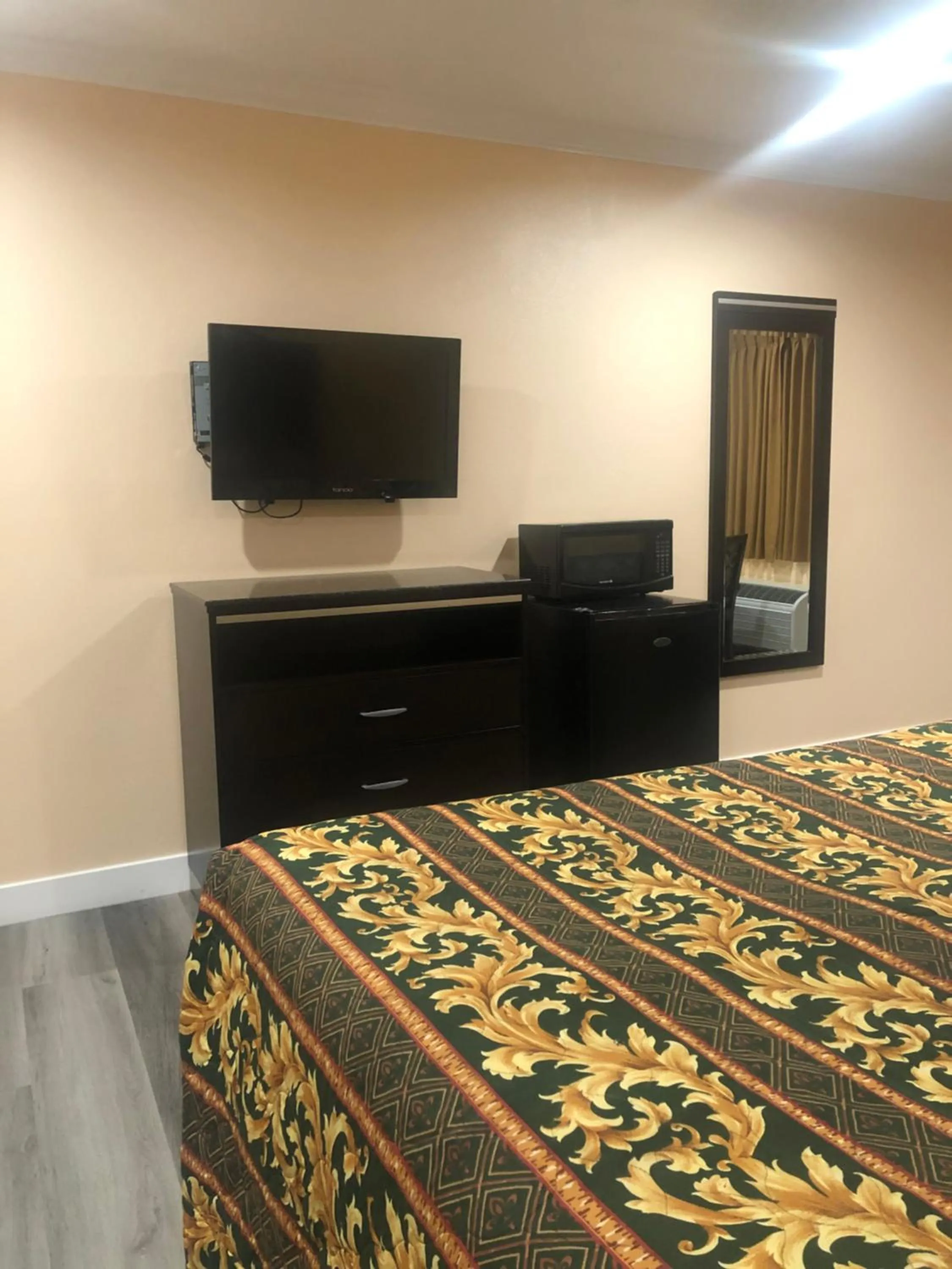 Bed in Economy Inn near Ontario Airport - Chino