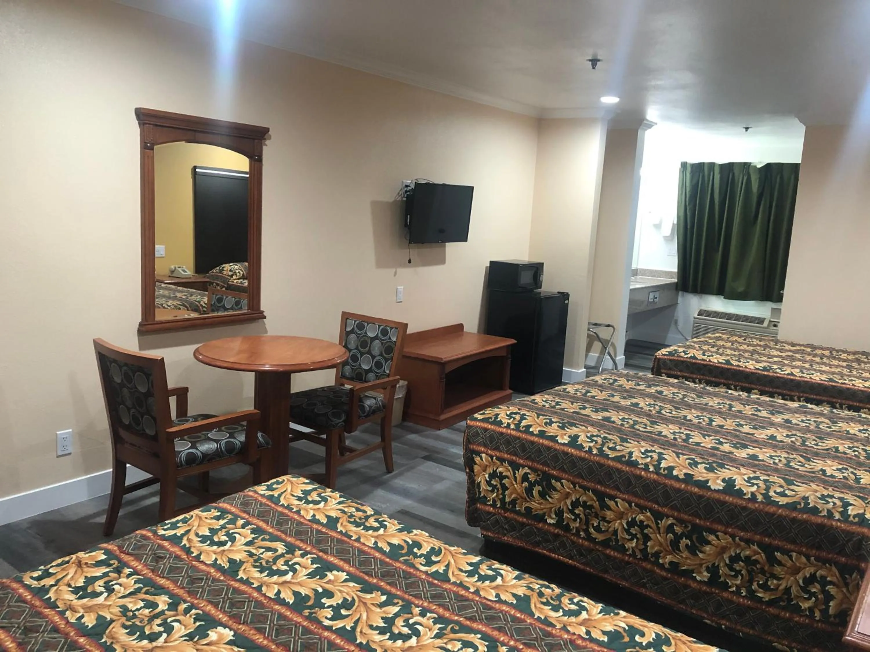 Bed in Economy Inn near Ontario Airport - Chino