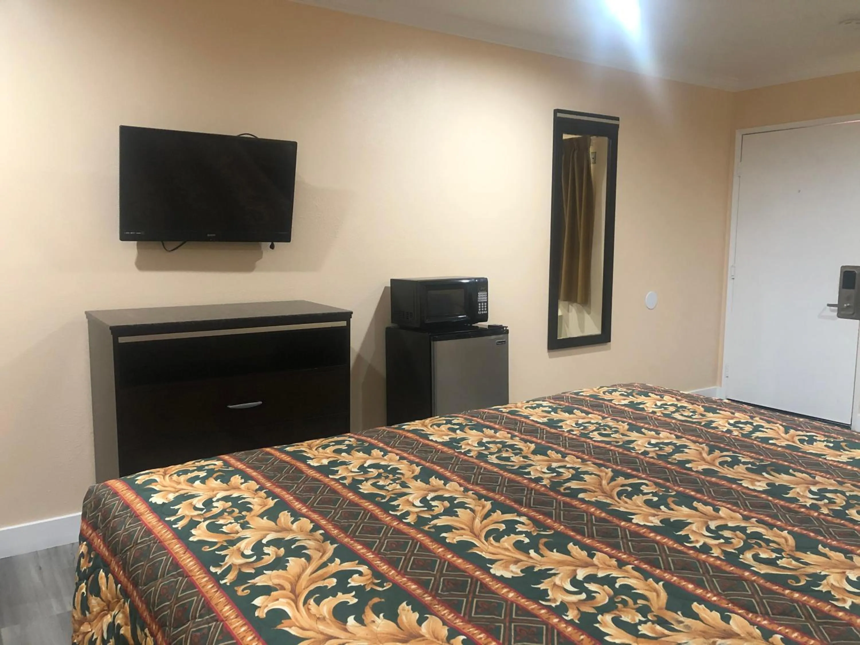 Bed in Economy Inn near Ontario Airport - Chino