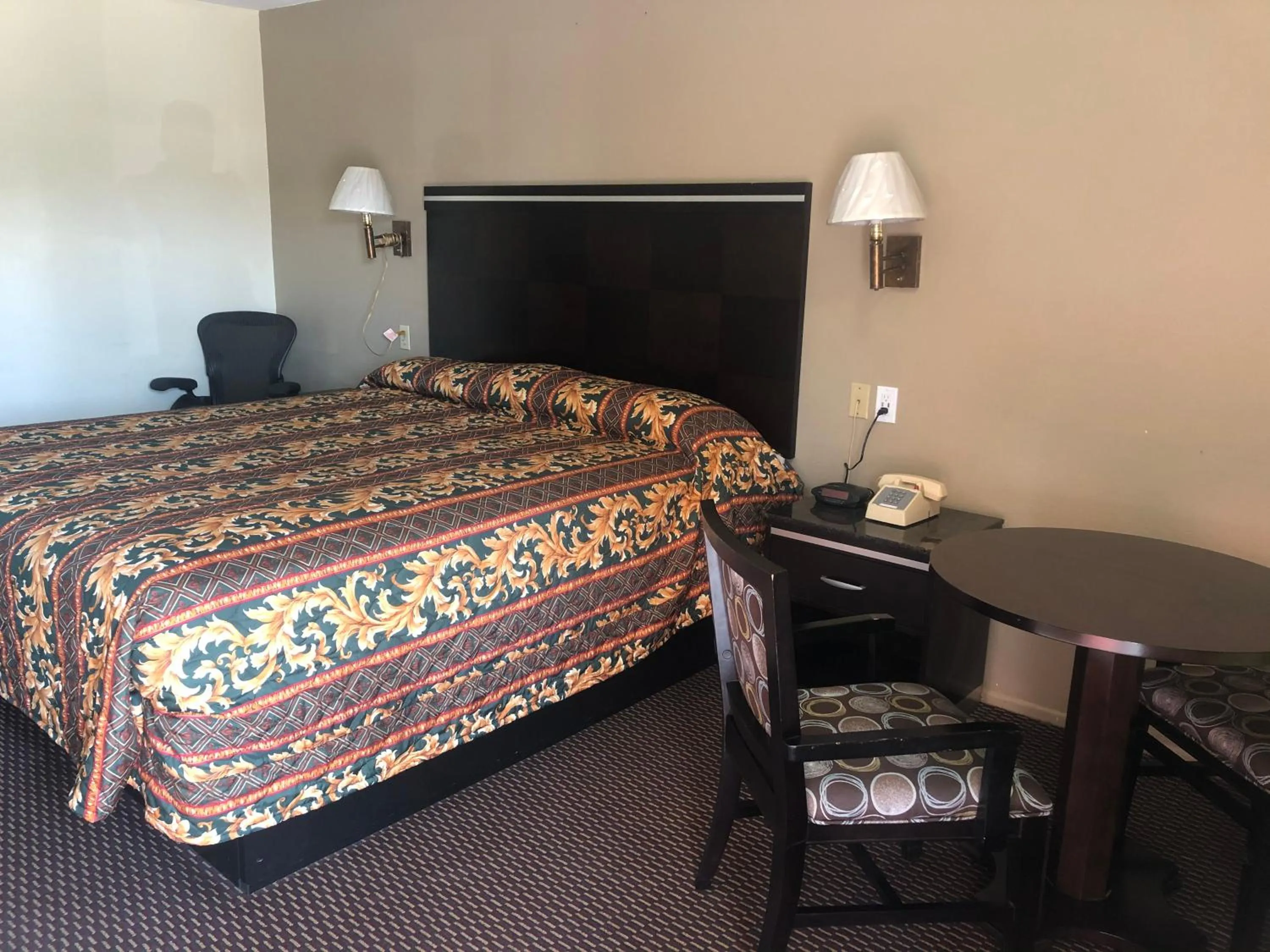 Bed in Economy Inn near Ontario Airport - Chino