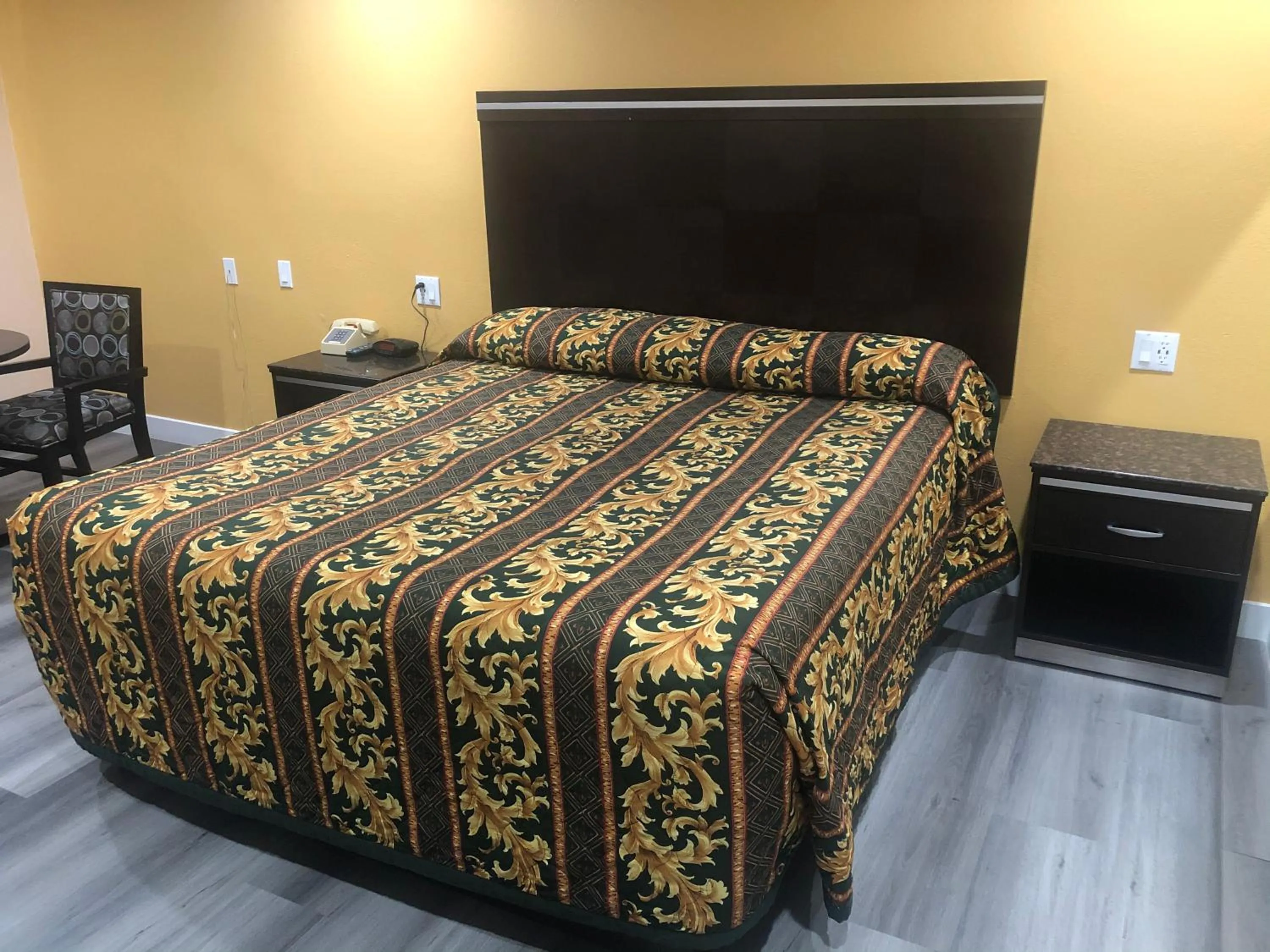 Bed in Economy Inn near Ontario Airport - Chino