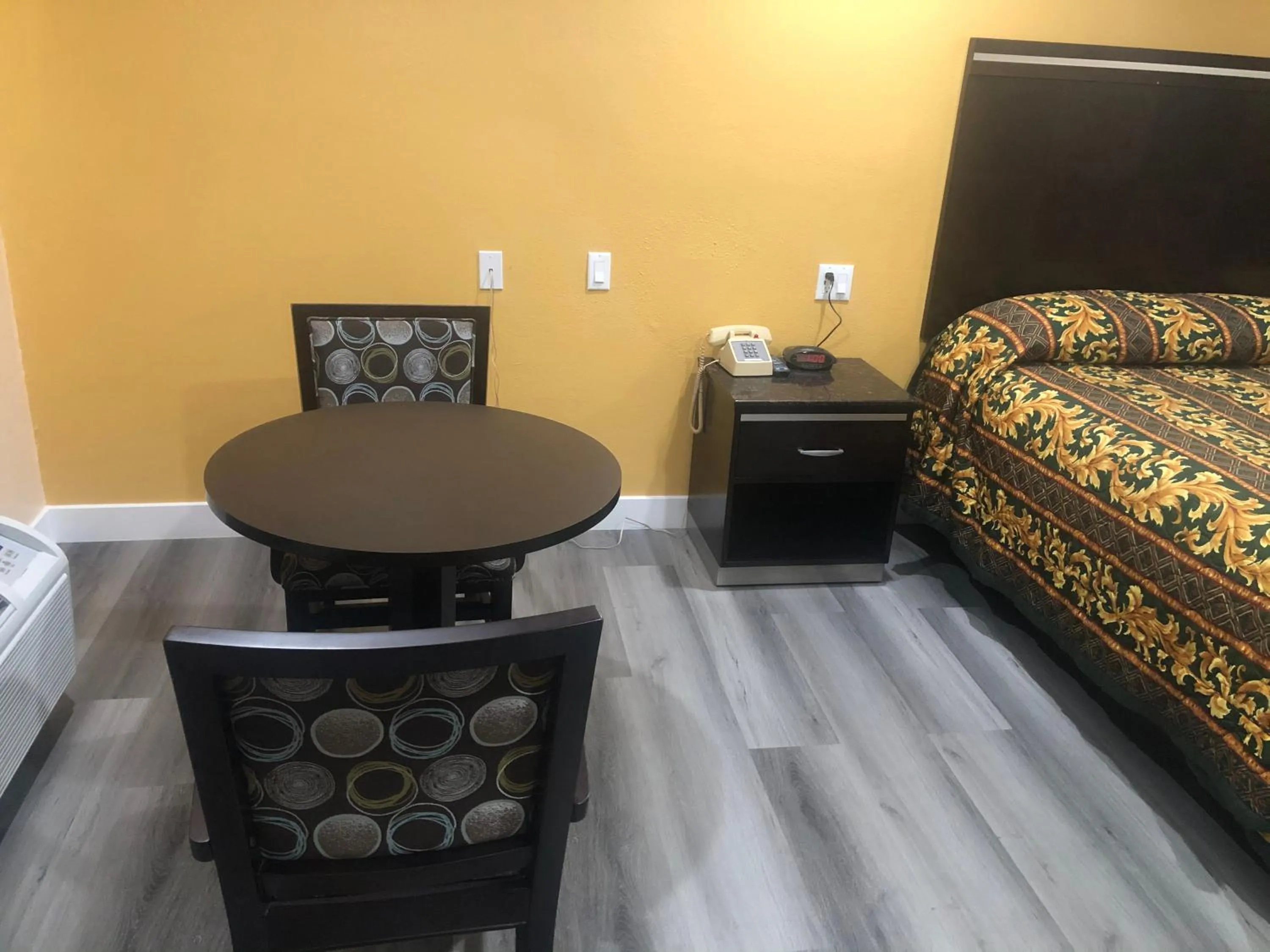 Bed in Economy Inn near Ontario Airport - Chino