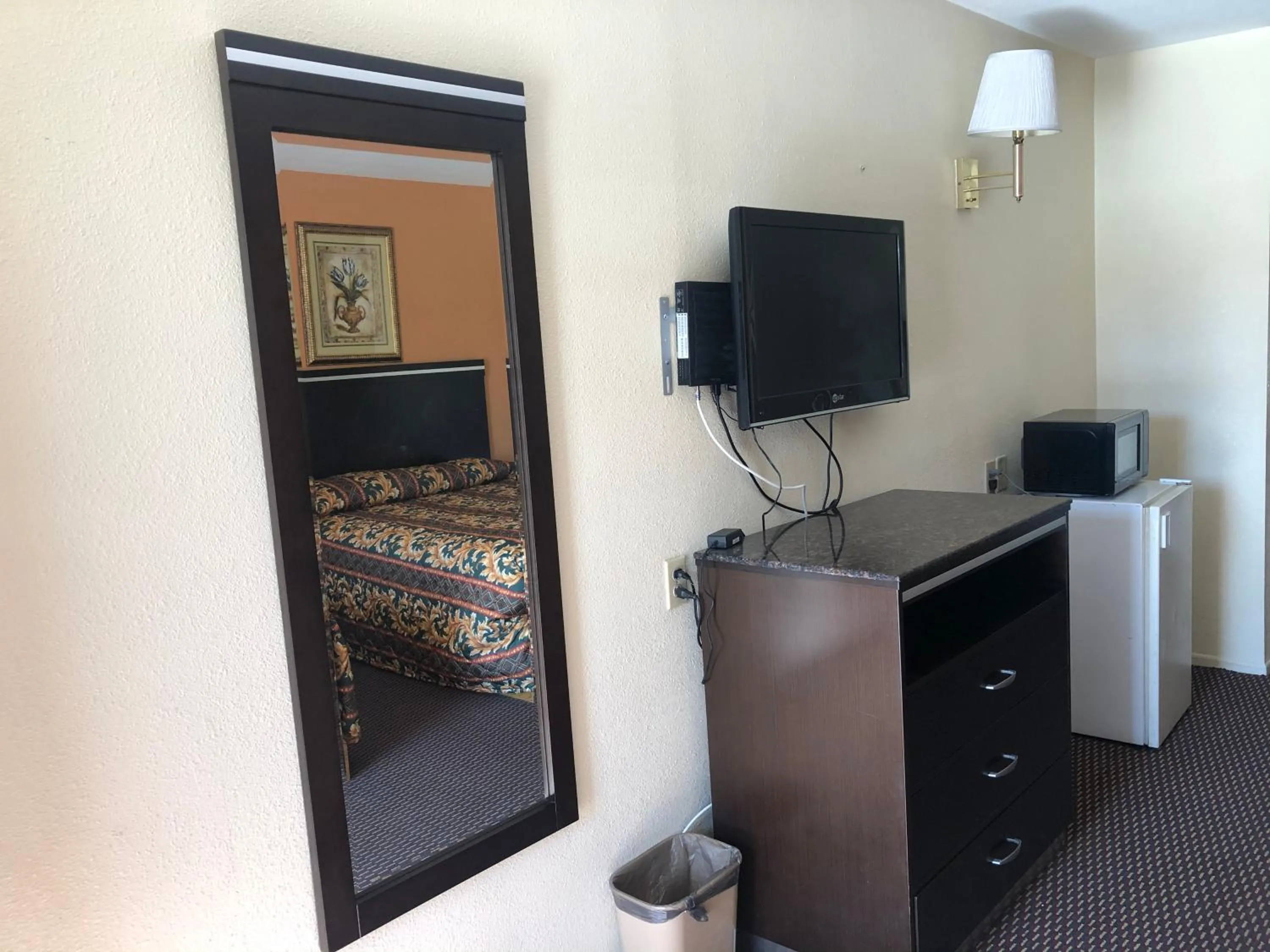 Bed in Economy Inn near Ontario Airport - Chino