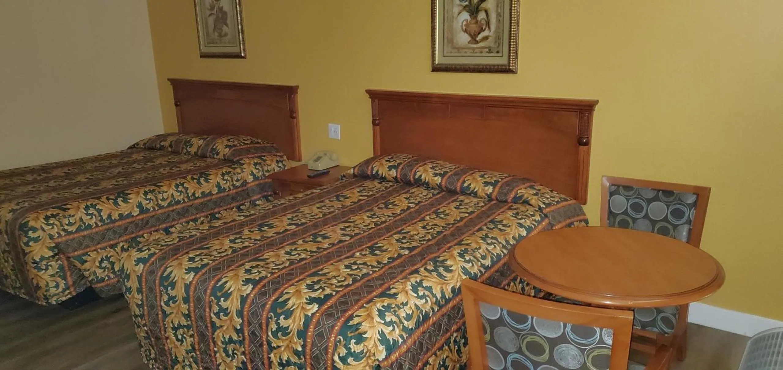 Bed in Economy Inn near Ontario Airport - Chino