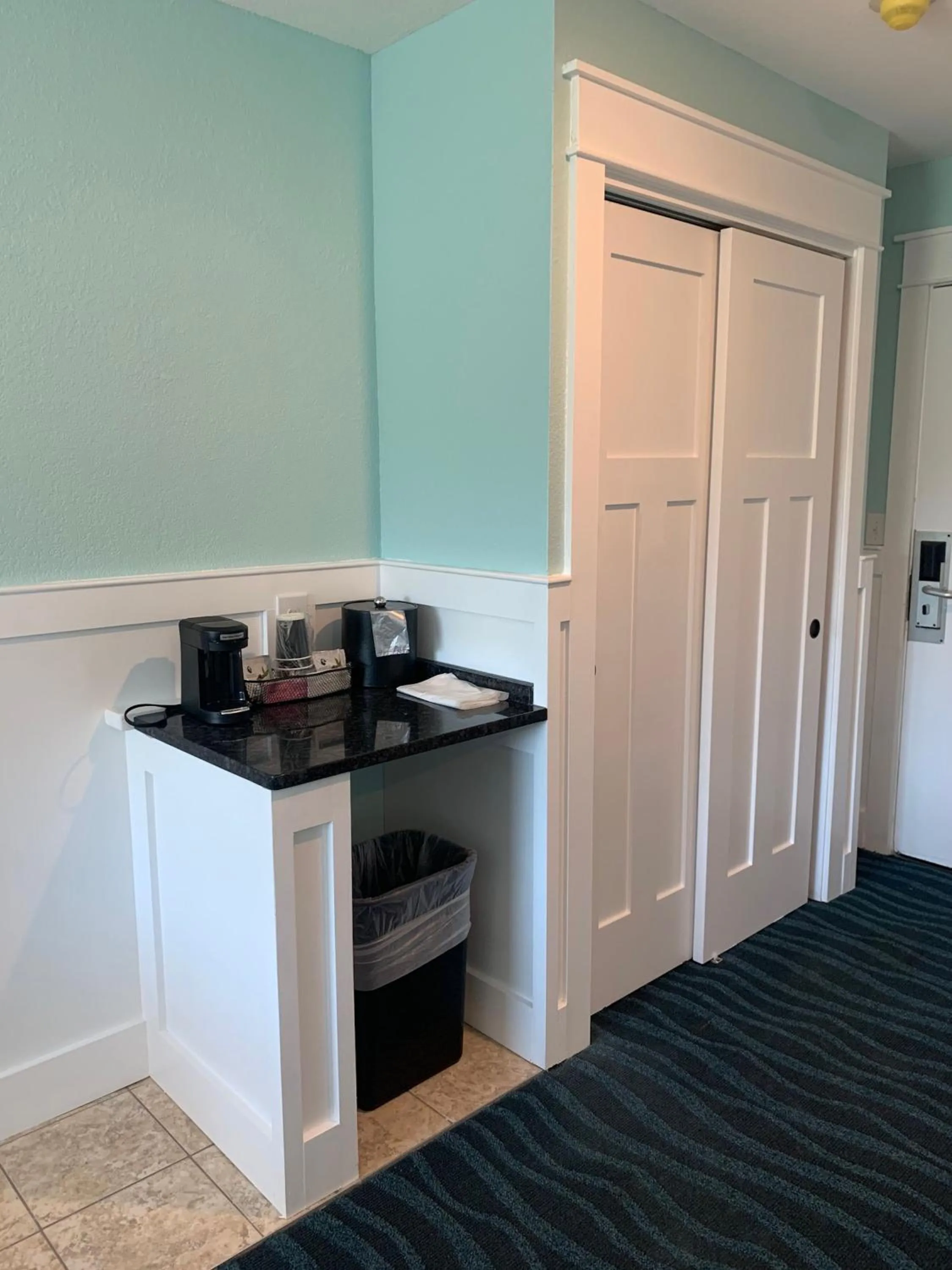 Coffee/tea facilities in John Yancey Oceanfront Inn