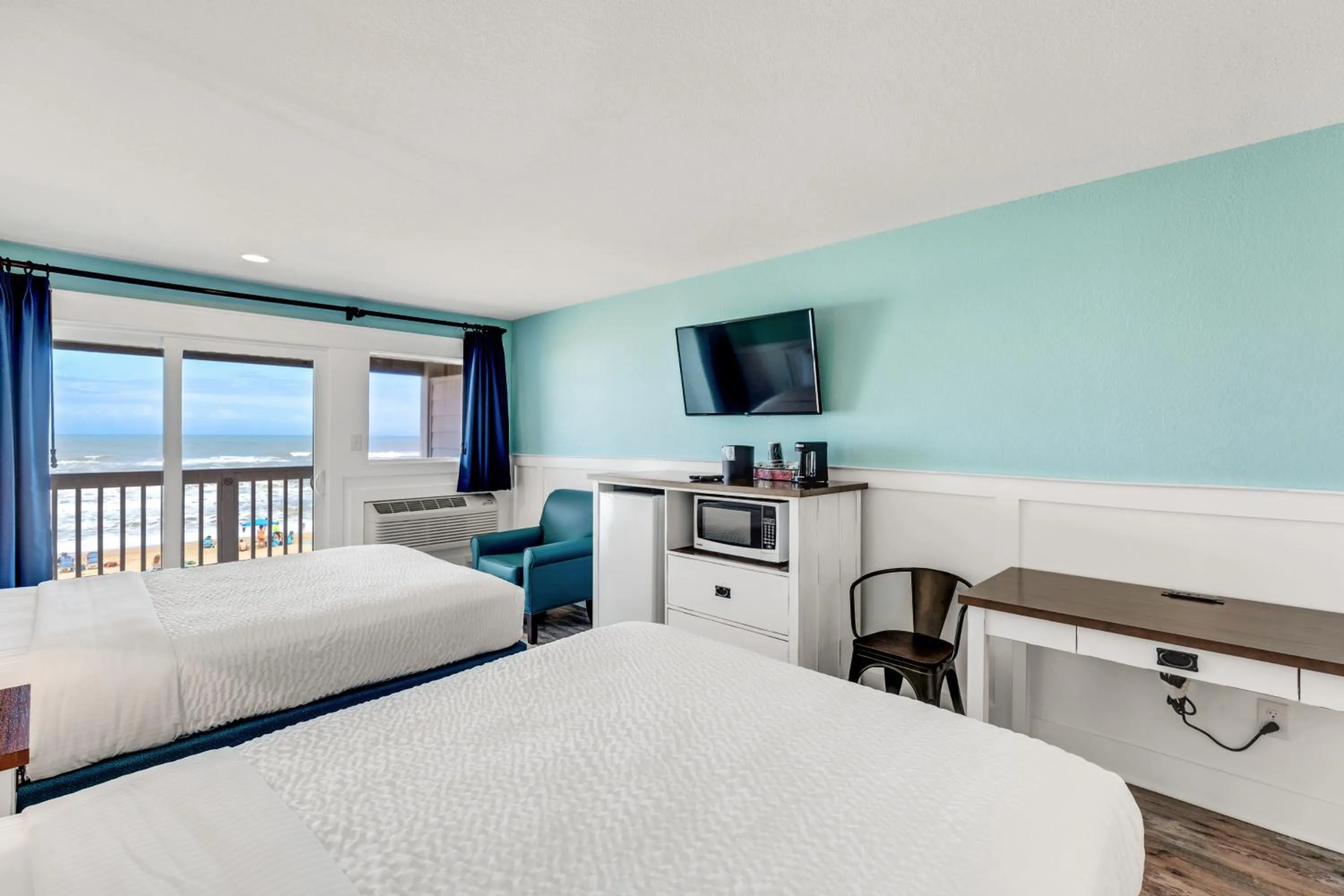 Bed in John Yancey Oceanfront Inn