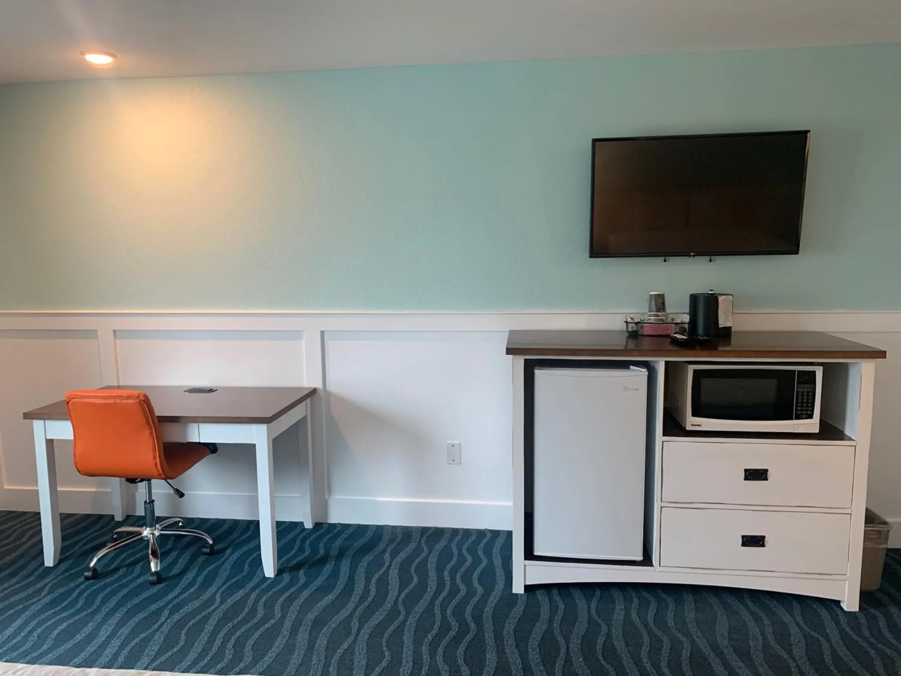 TV and multimedia in John Yancey Oceanfront Inn TV and multimedia in John Yancey Oceanfront Inn