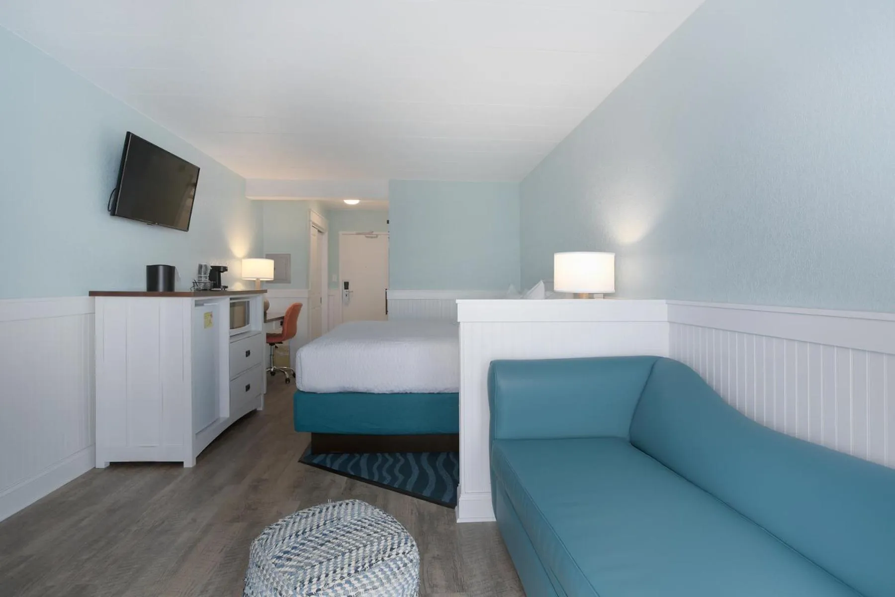 Photo of the whole room, Bed in John Yancey Oceanfront Inn