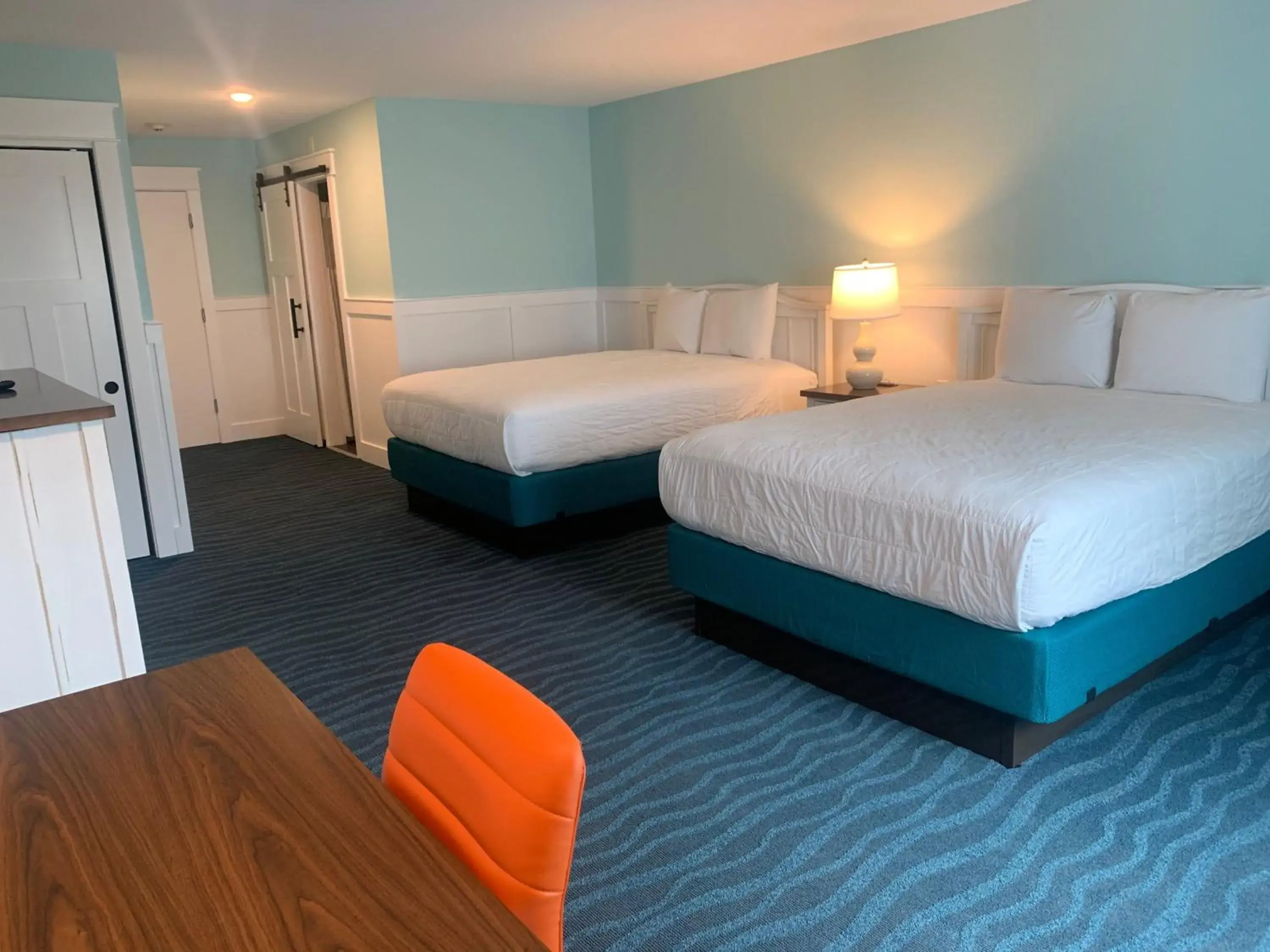 Seating area, Bed in John Yancey Oceanfront Inn Seating area, Bed in John Yancey Oceanfront Inn