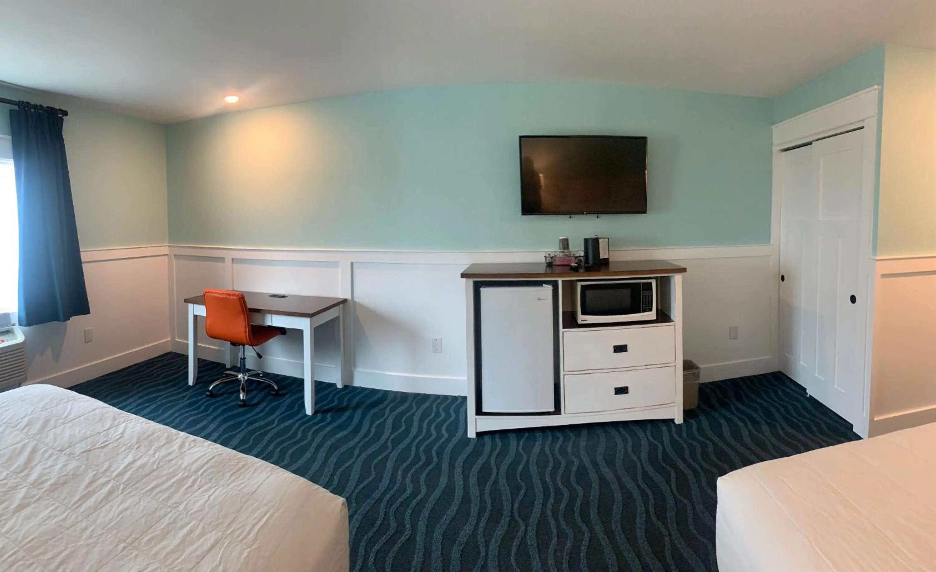 TV and multimedia, Bed in John Yancey Oceanfront Inn