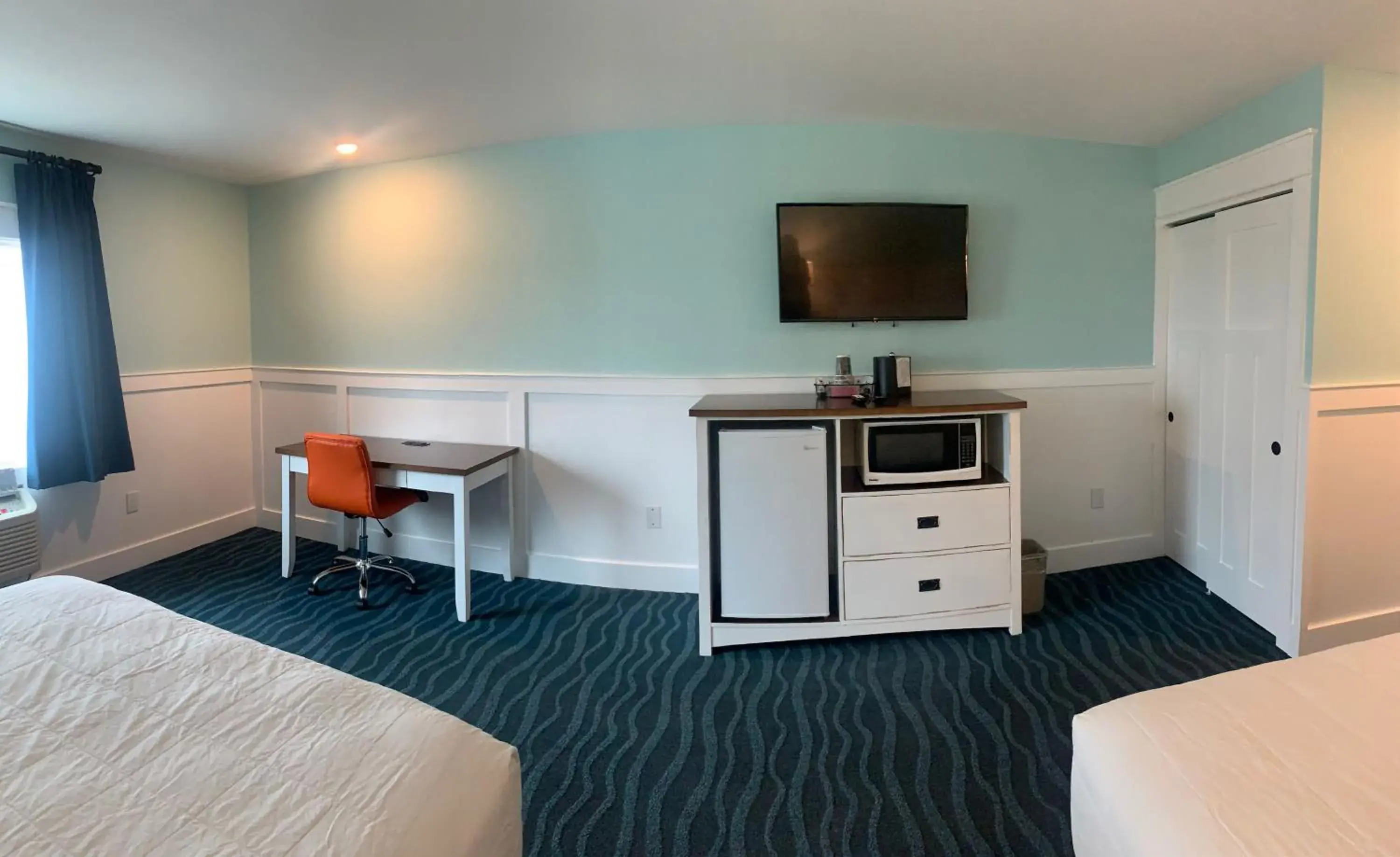 TV and multimedia, Bed in John Yancey Oceanfront Inn TV and multimedia, Bed in John Yancey Oceanfront Inn