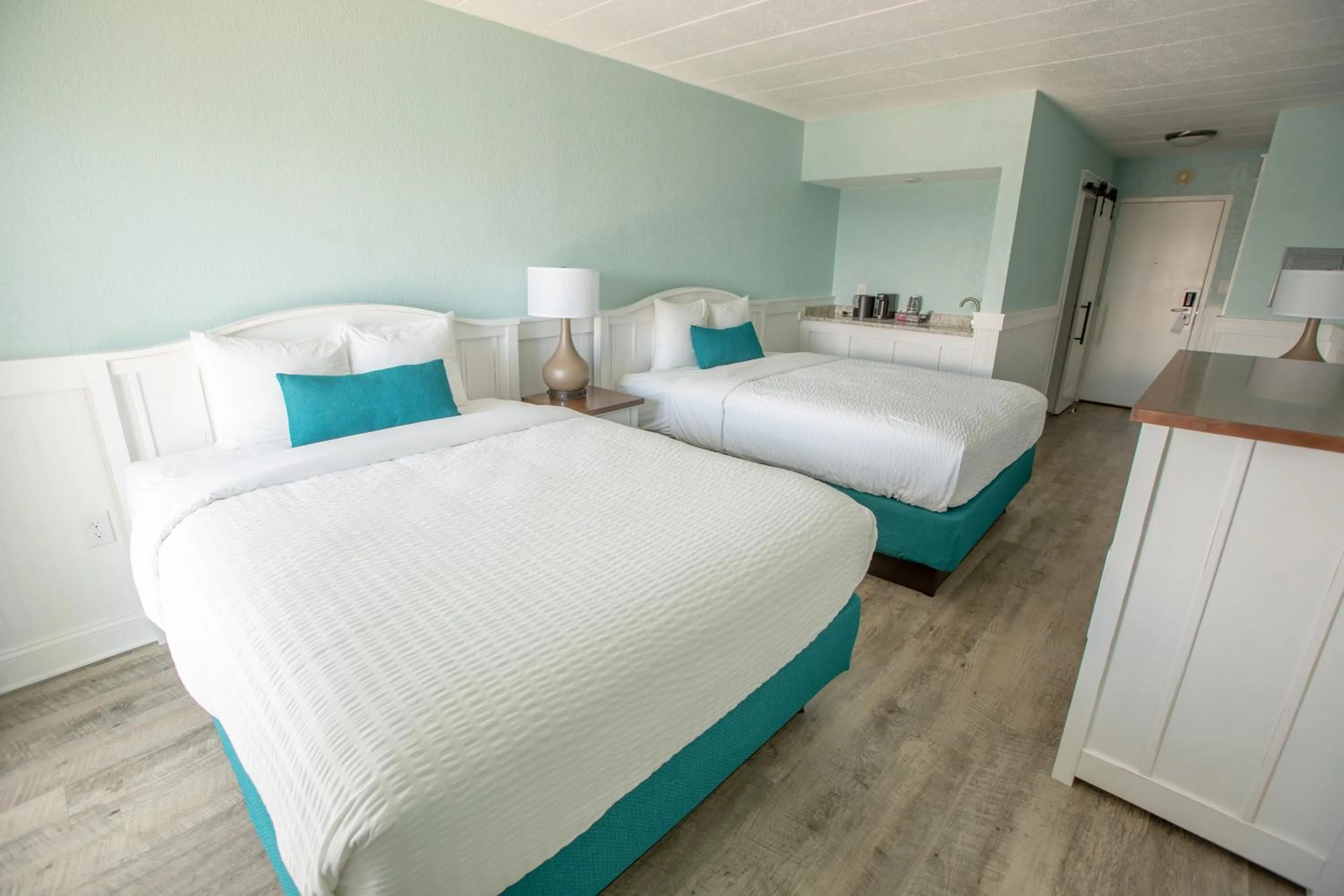 Photo of the whole room, Bed in John Yancey Oceanfront Inn