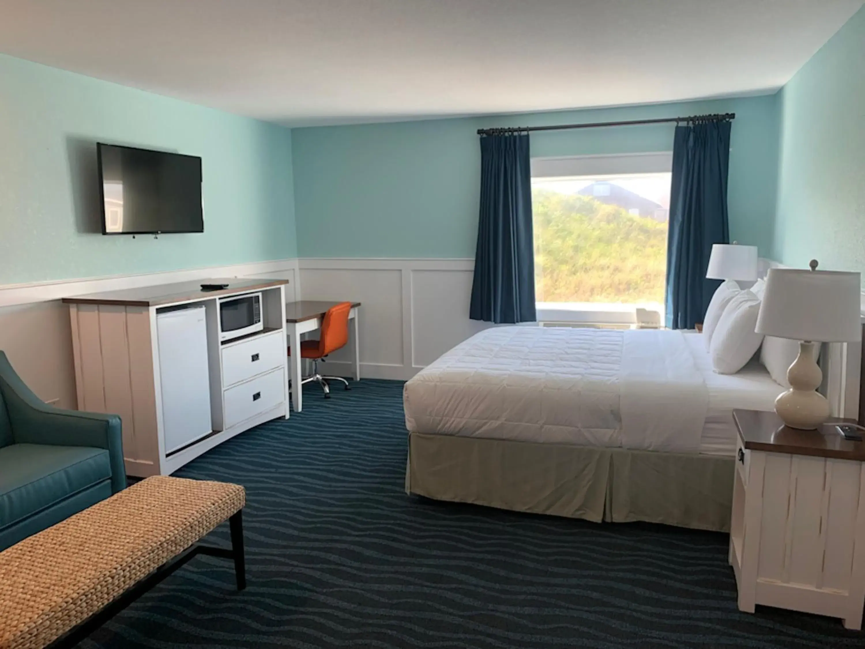TV and multimedia, Bed in John Yancey Oceanfront Inn TV and multimedia, Bed in John Yancey Oceanfront Inn