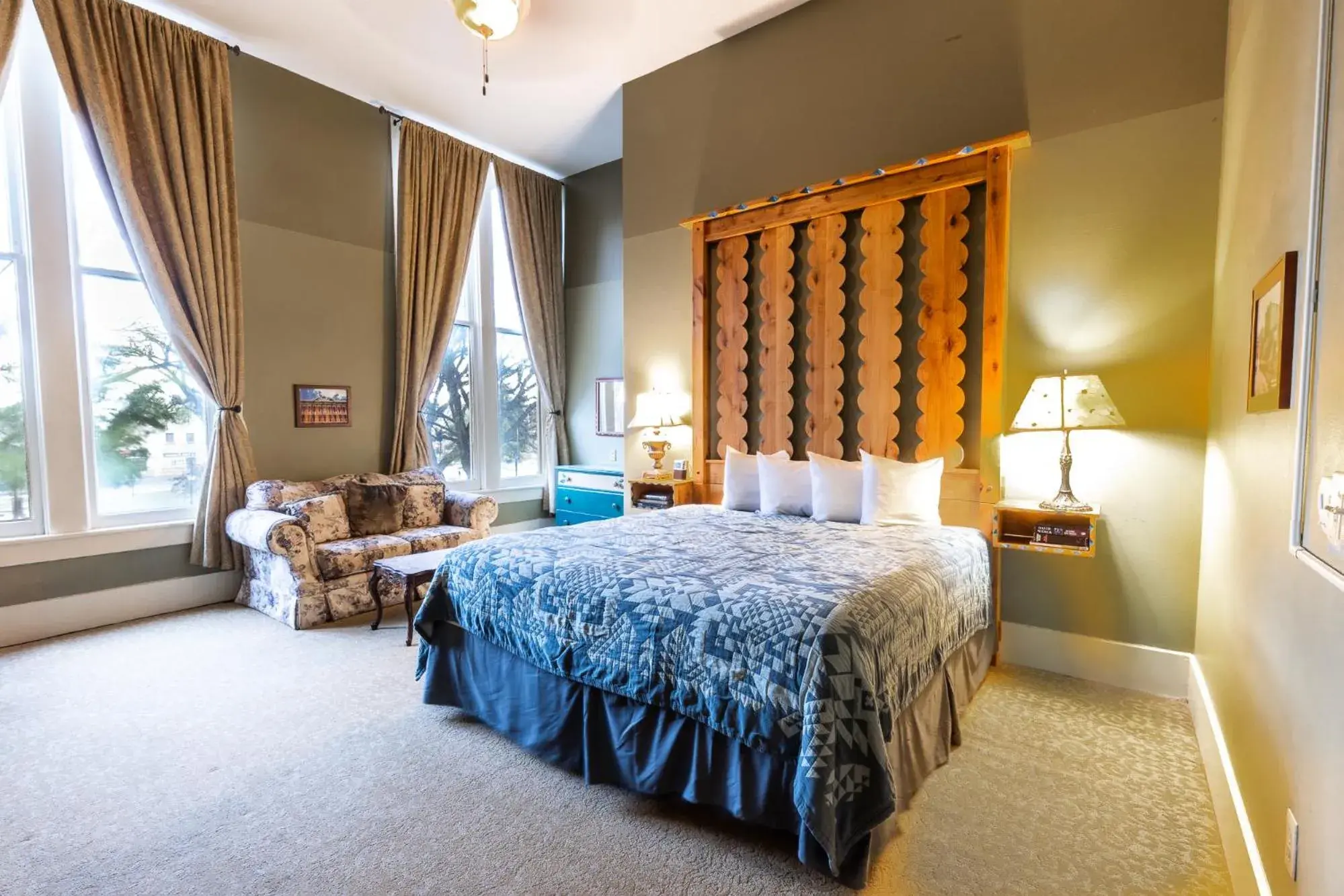 Deluxe Room in Historic Plaza Hotel Deluxe Room in Historic Plaza Hotel