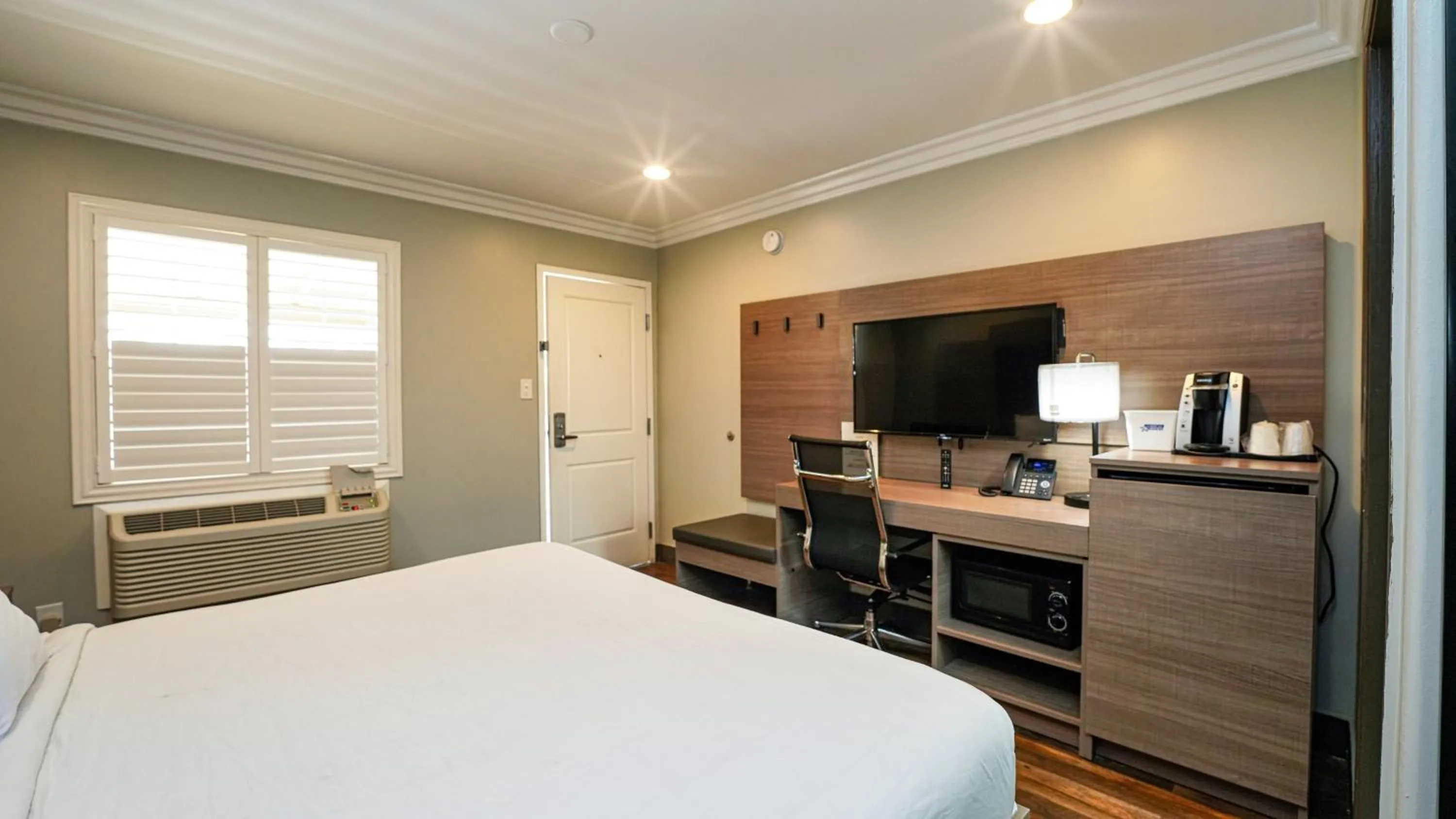 Bed in Americas Best Value Inn, Antioch