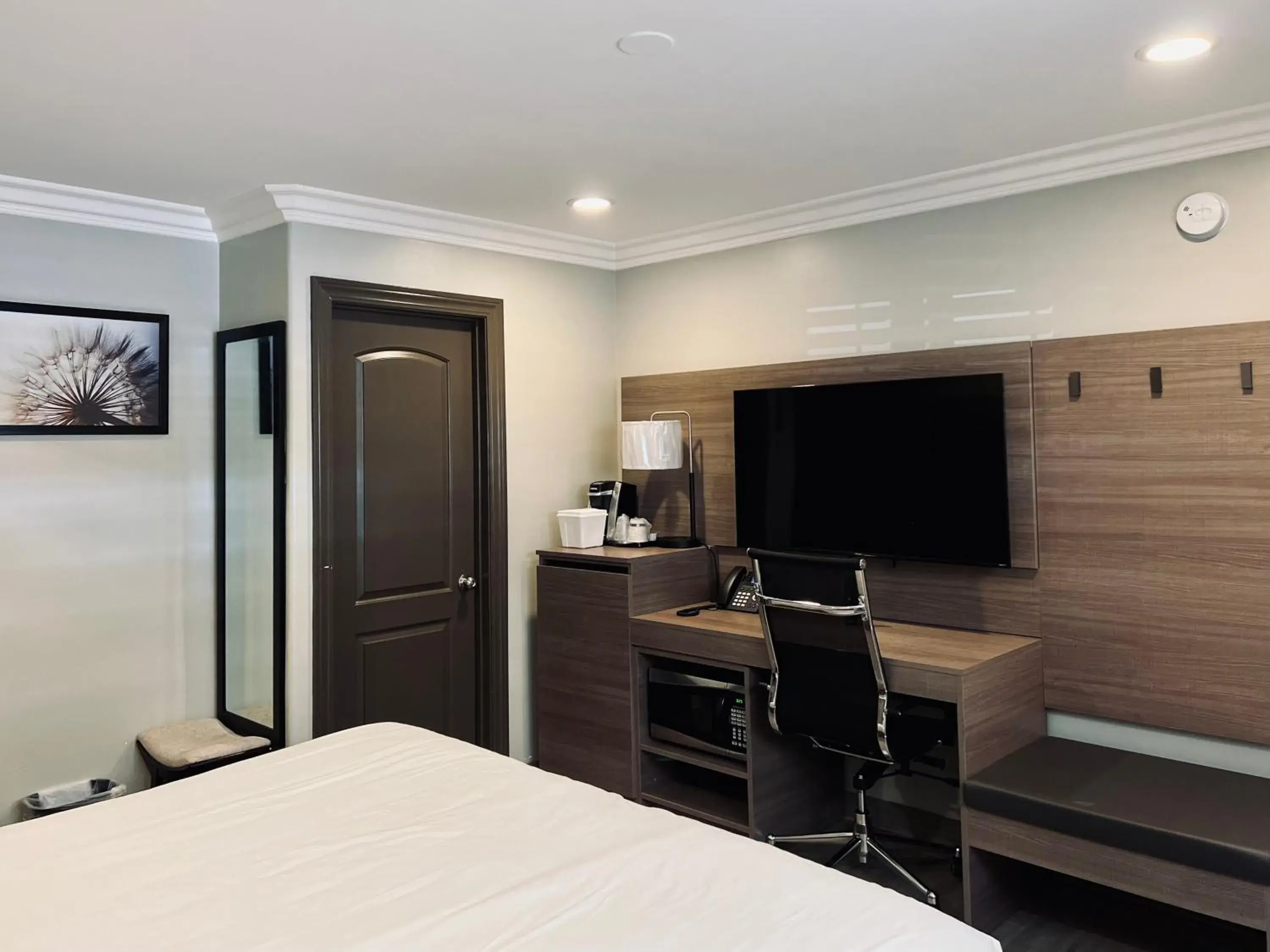 TV and multimedia, Bed in Americas Best Value Inn, Antioch TV and multimedia, Bed in Americas Best Value Inn, Antioch