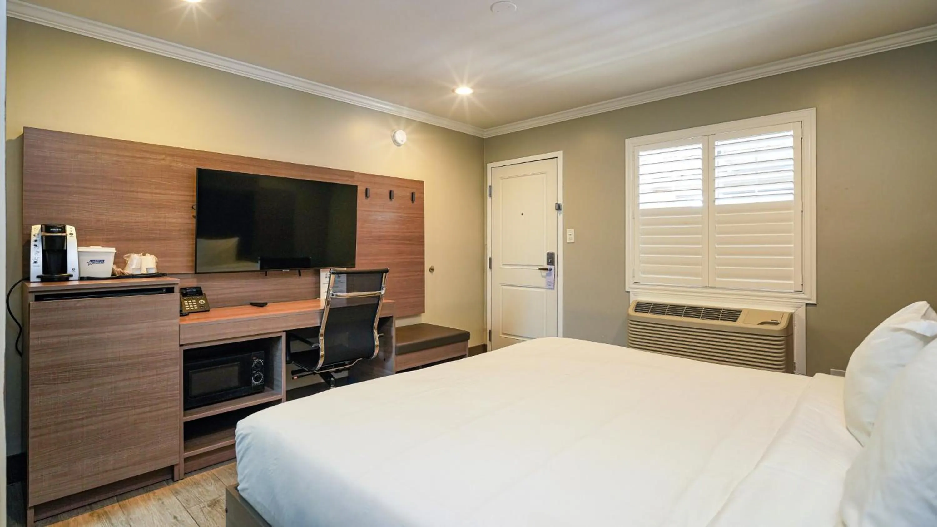 Bed in Americas Best Value Inn, Antioch