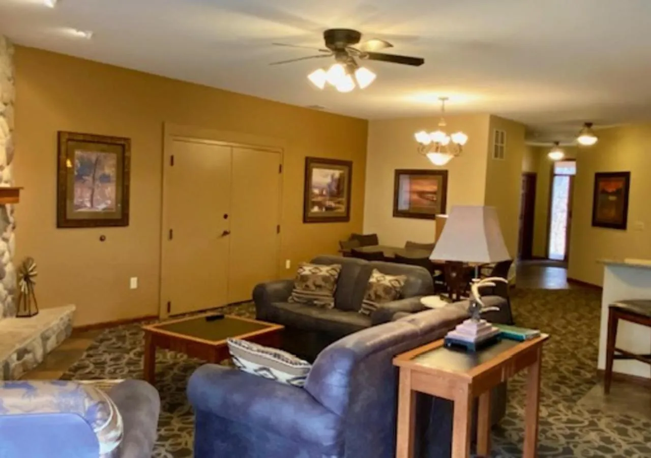 Living room in Arrowwood Resort Hotel and Conference Center - Alexandria